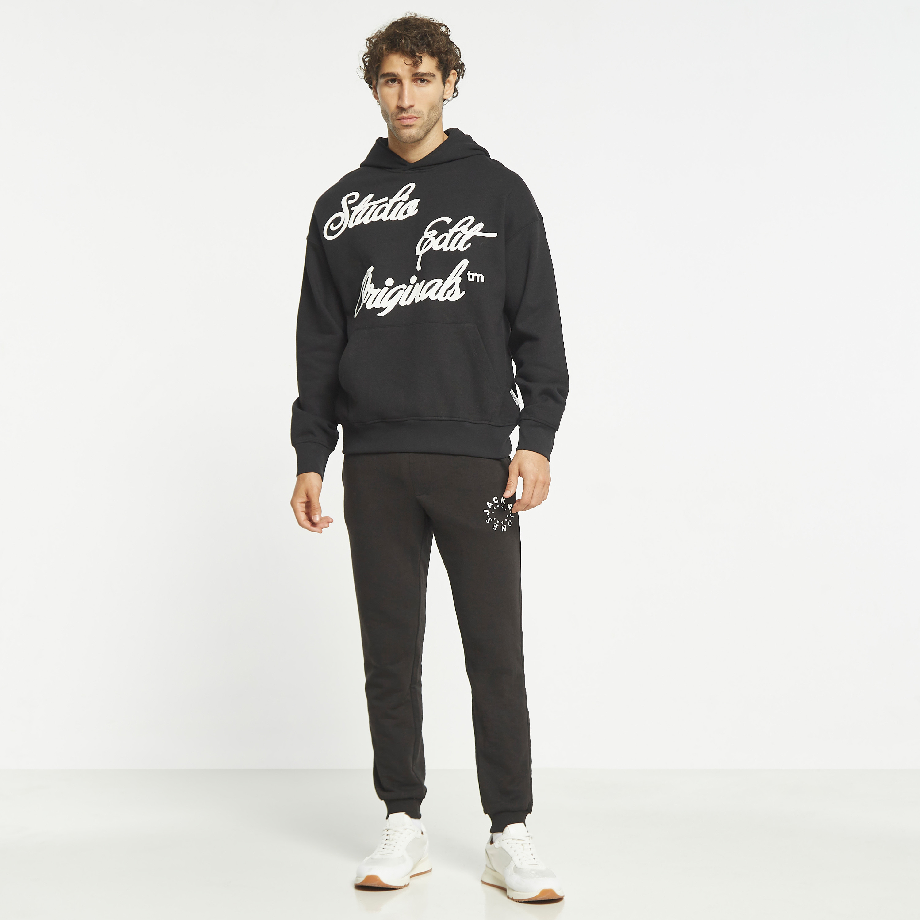  هودي من جاك آند جونز مطبوع بأكمام طويلة مع جيب كانغارو-men-winterwear-hoodiesandsweatshirts-image-2