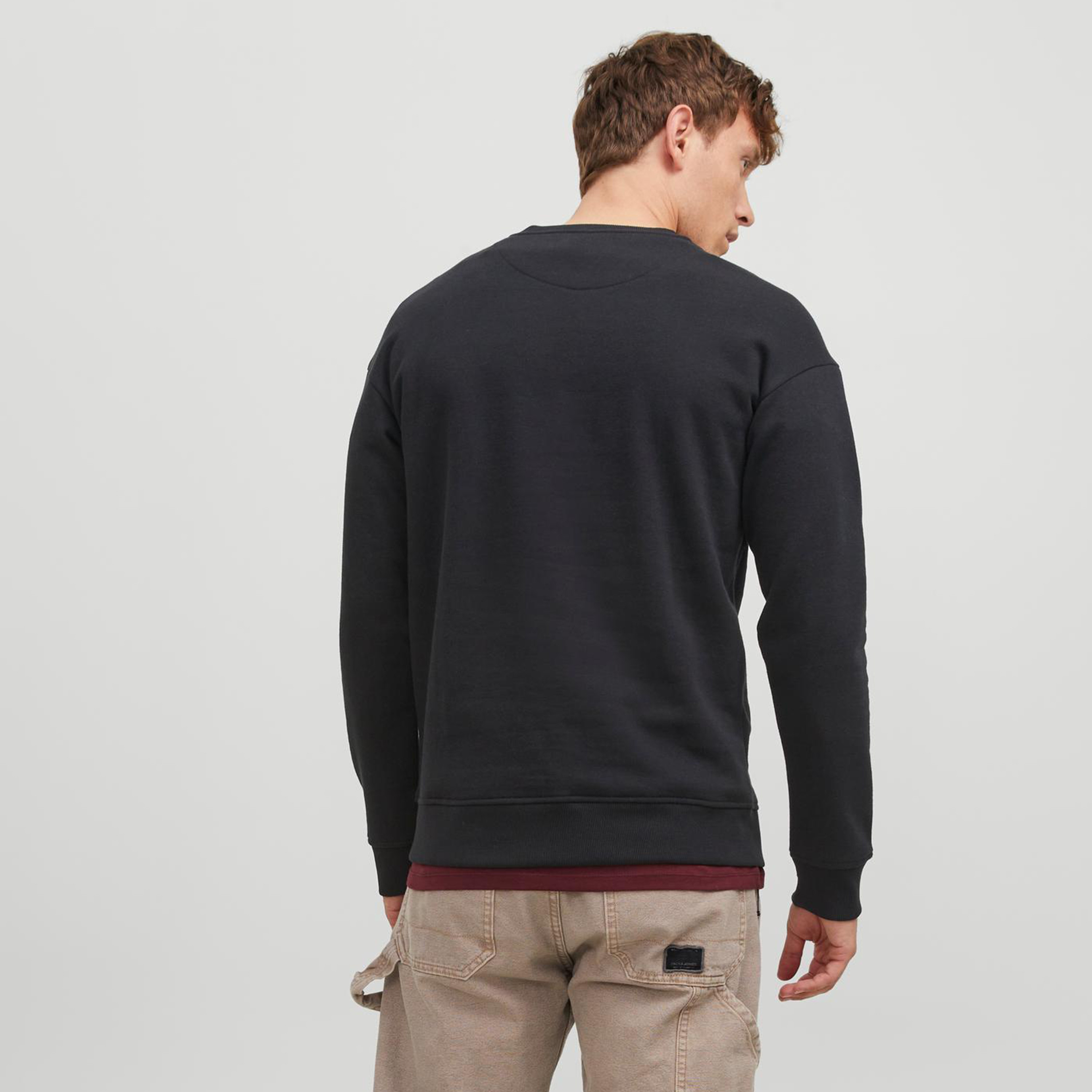 سويت شيرت من جاك آند جونز مع مطبوع بأكمام طويلة وياقة مستديرة-men-winterwear-hoodiesandsweatshirts-image-4