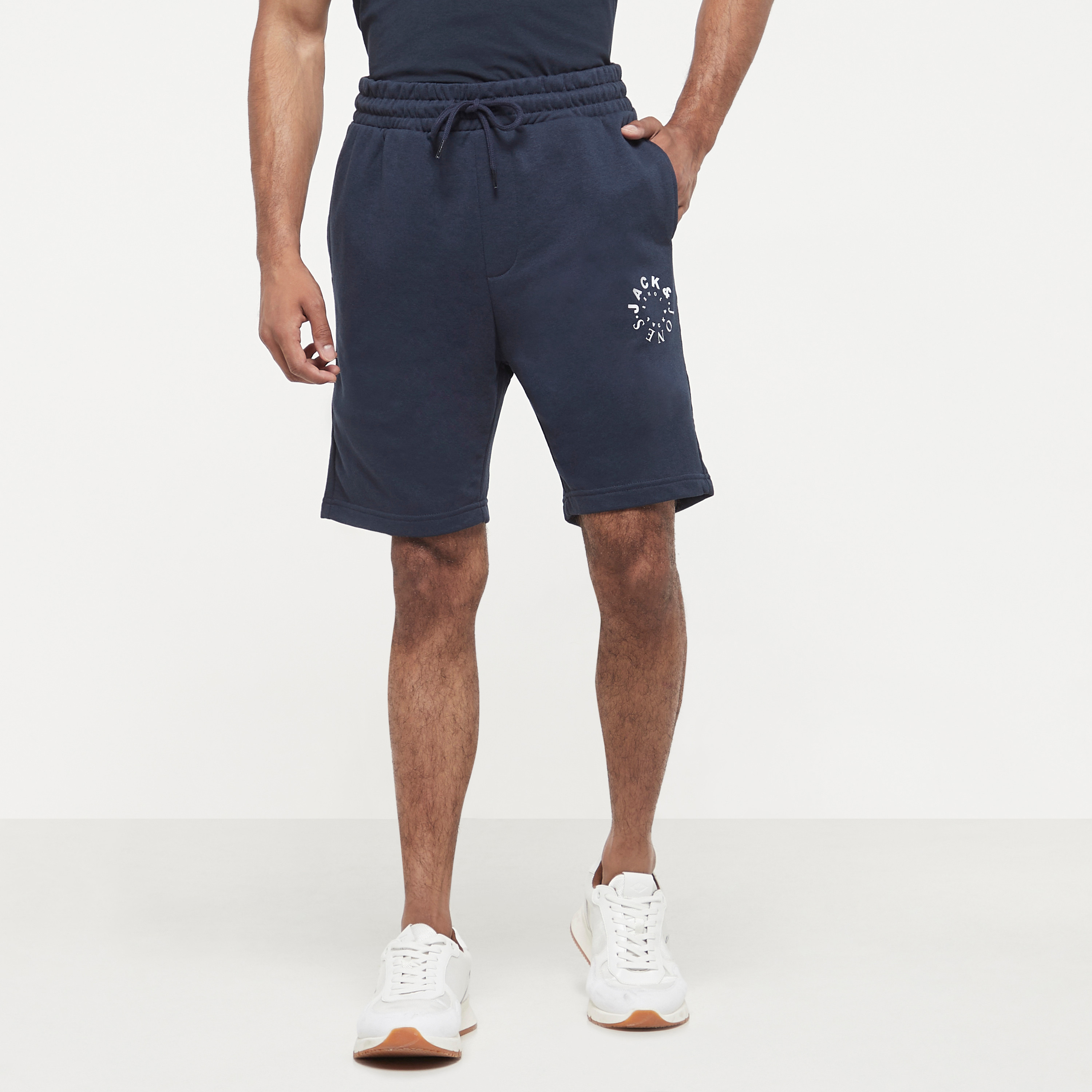 شورتس من جاك آند جونز برباط بخصر متوسط -men-clothing-bottoms-shorts-image-3
