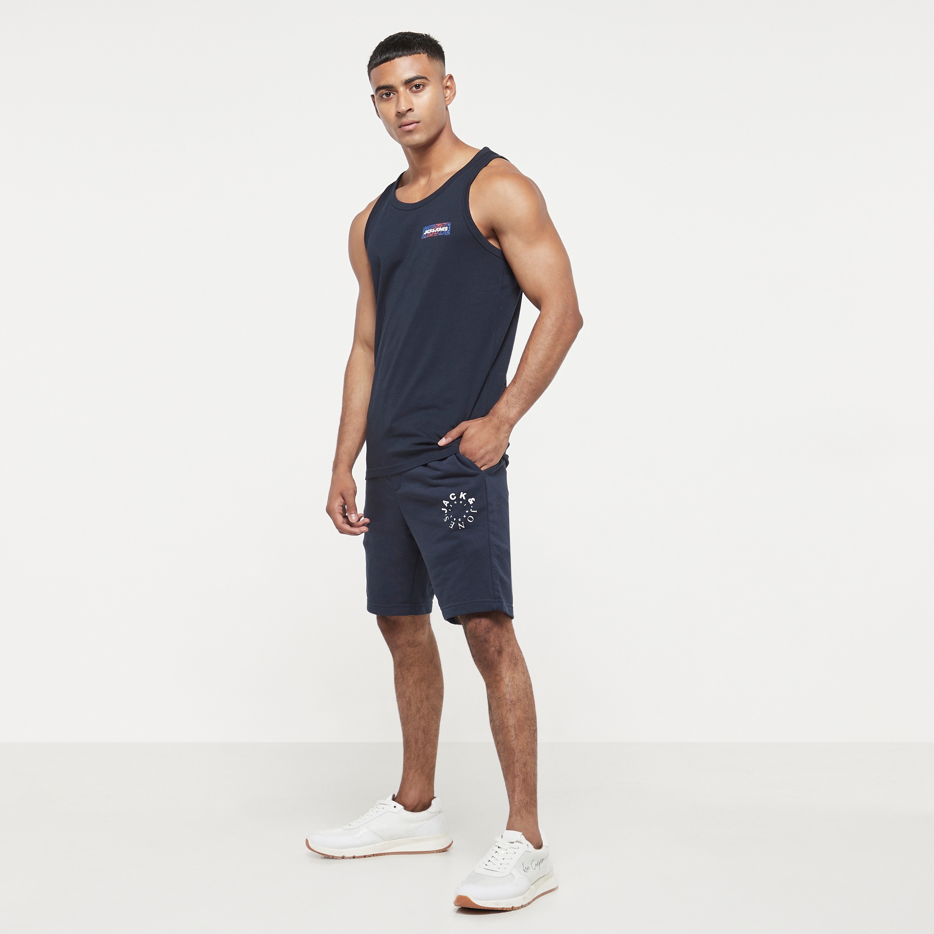 شورتس من جاك آند جونز برباط بخصر متوسط -men-clothing-bottoms-shorts-image-4