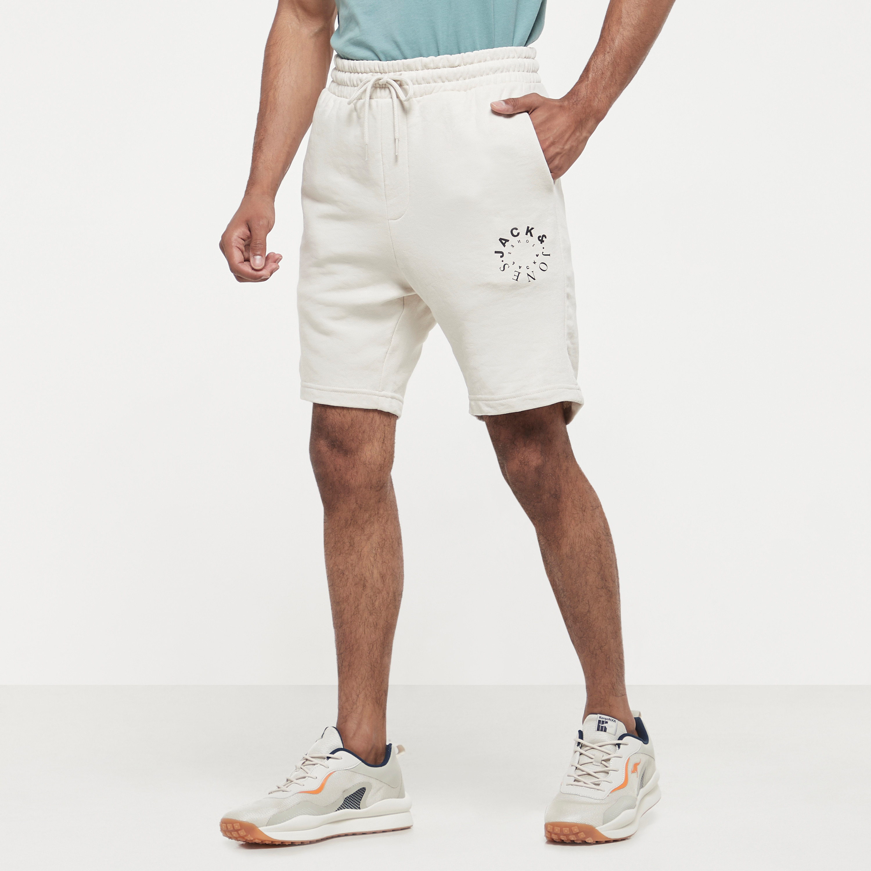 شورتس من جاك آند جونز برباط بخصر متوسط -men-clothing-bottoms-shorts-image-9