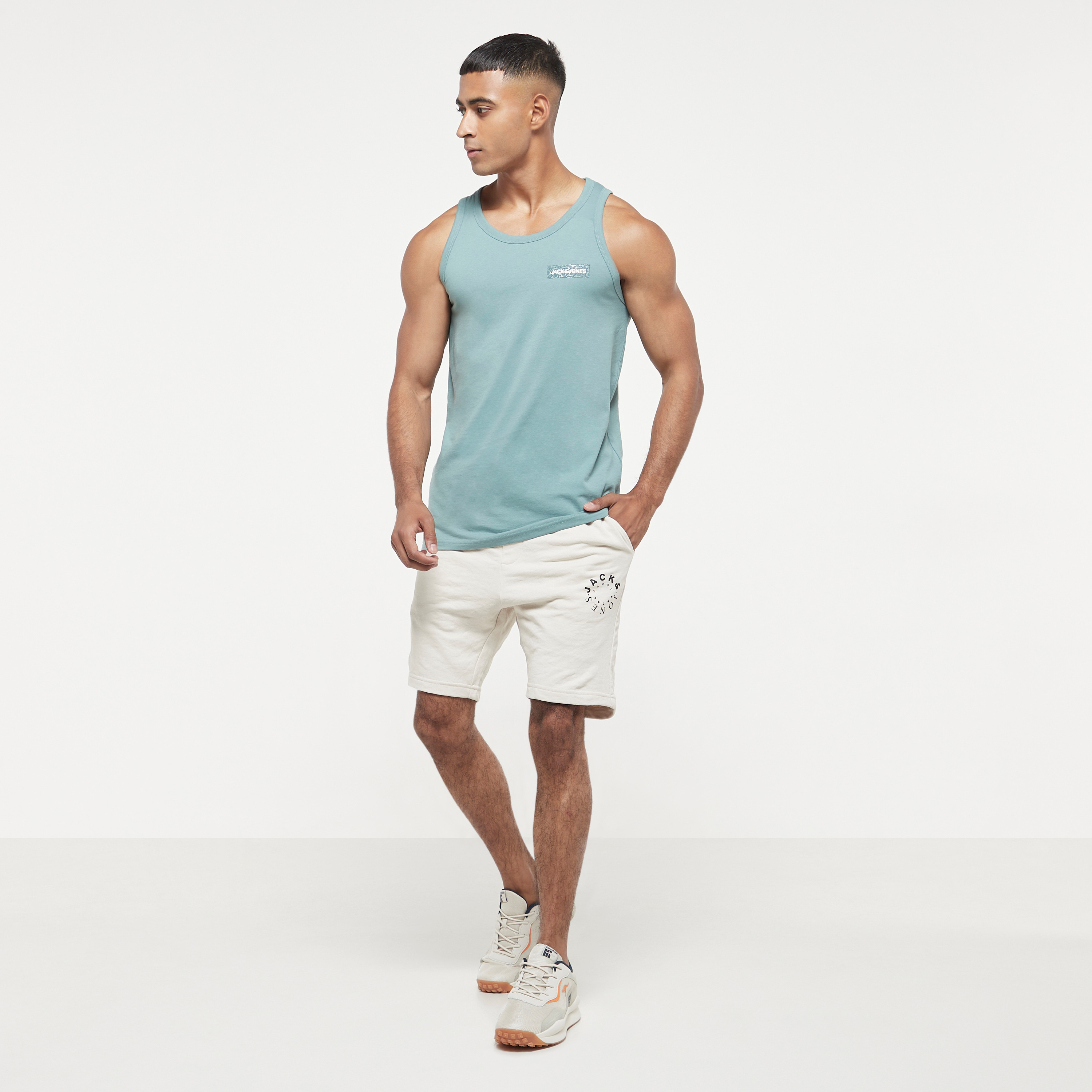 شورتس من جاك آند جونز برباط بخصر متوسط -men-clothing-bottoms-shorts-image-10