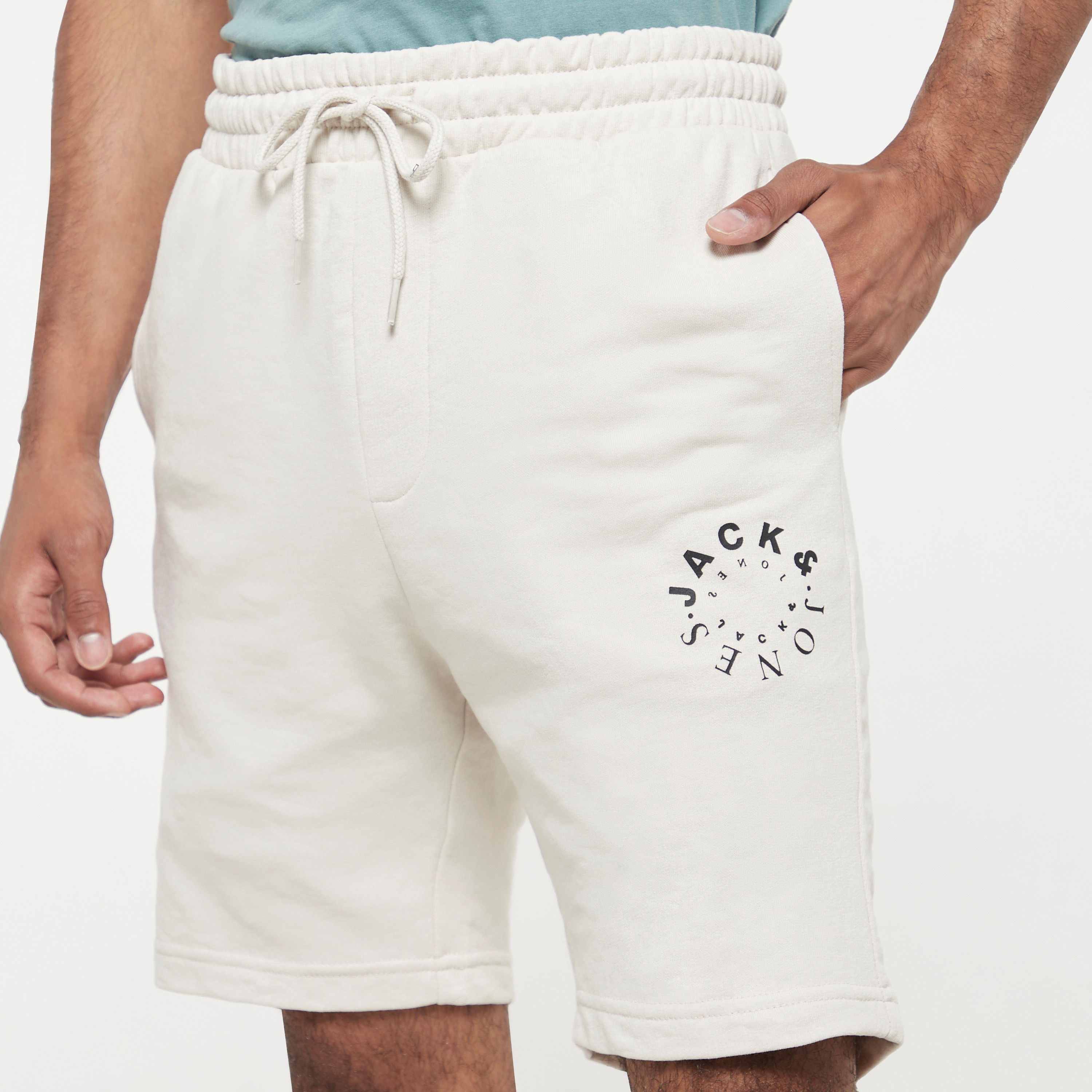 شورتس من جاك آند جونز برباط بخصر متوسط -men-clothing-bottoms-shorts-image-12