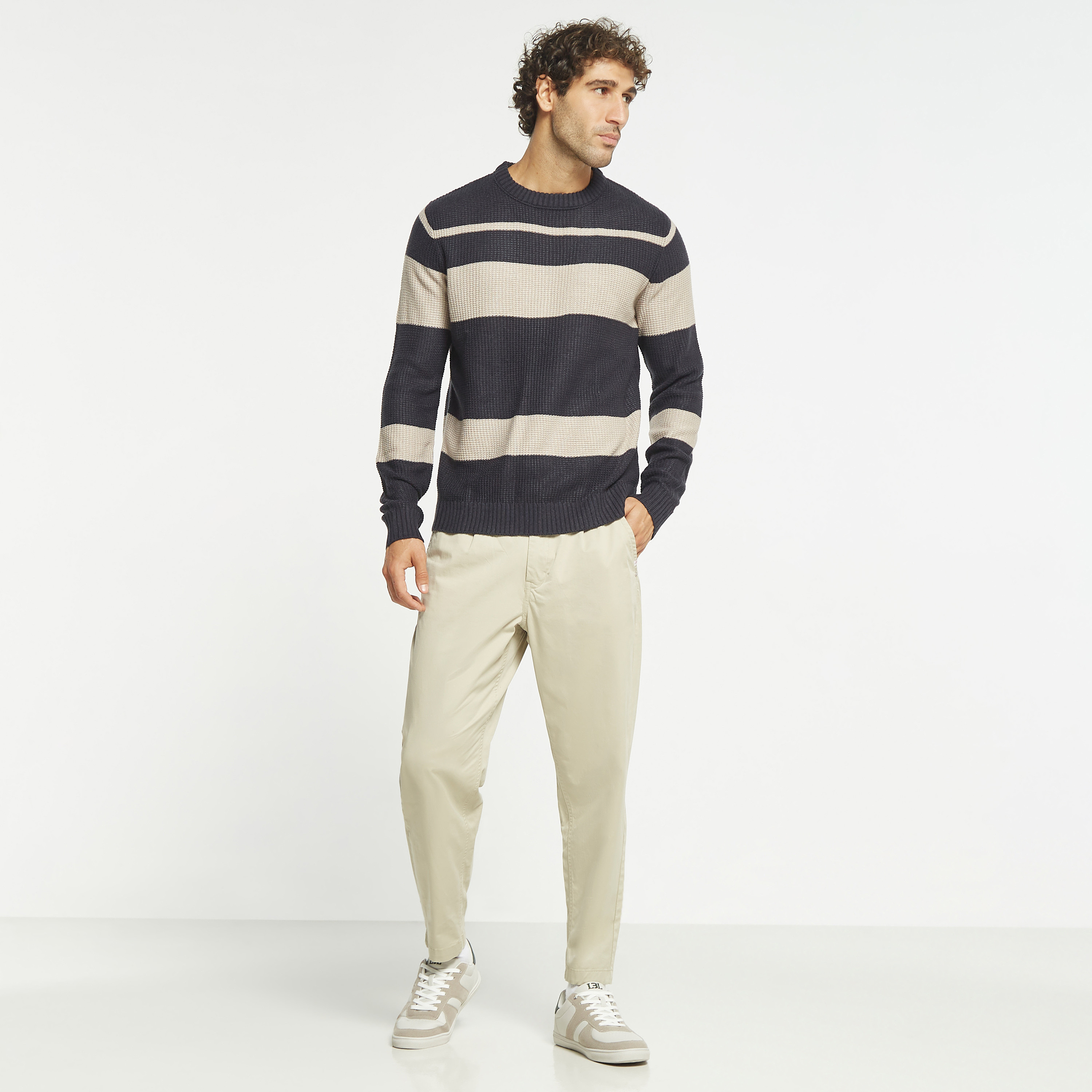 بلوفر من جاك آند جونز مع كولور بلوك بياقة مستديرة-men-clothing-sweatersandpullovers-image-3