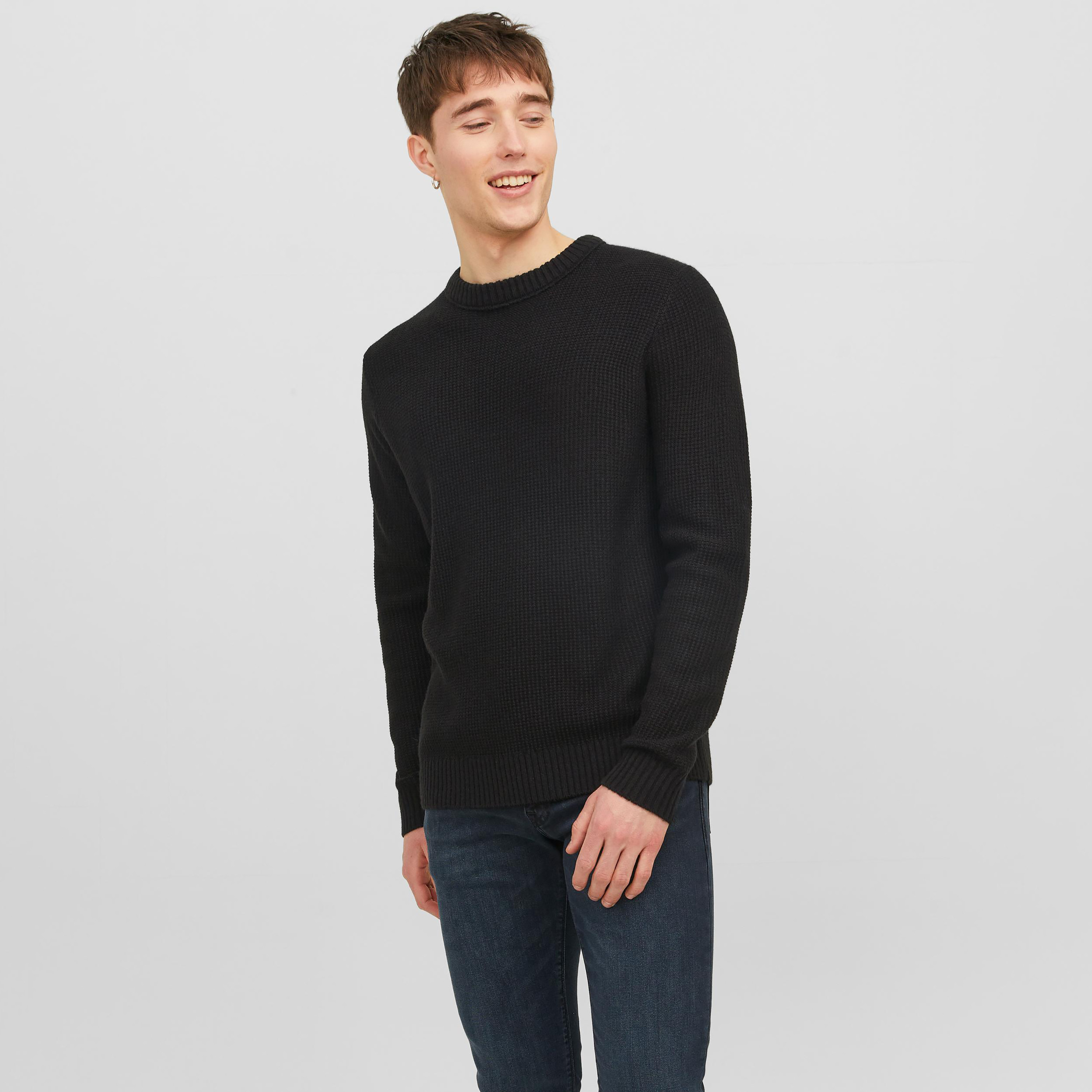 بلوفر من جاك آند جونز مع منسوجة بياقة مستديرة-men-clothing-sweatersandpullovers-image-1