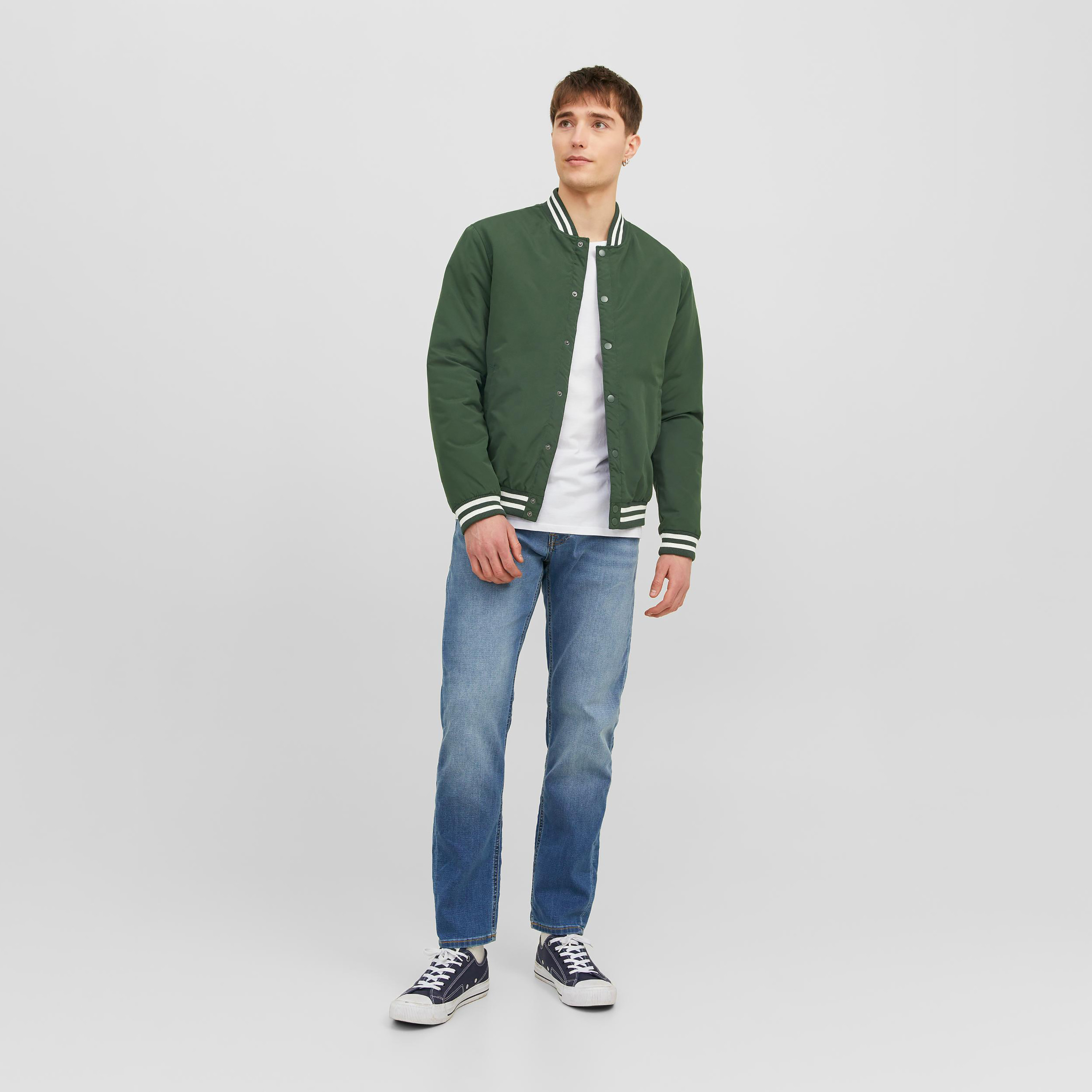 جاكيت بومبر سادة برقبة بيسبول من جاك آند جونز-men-clothing-jacketsandblazers-jackets-image-11