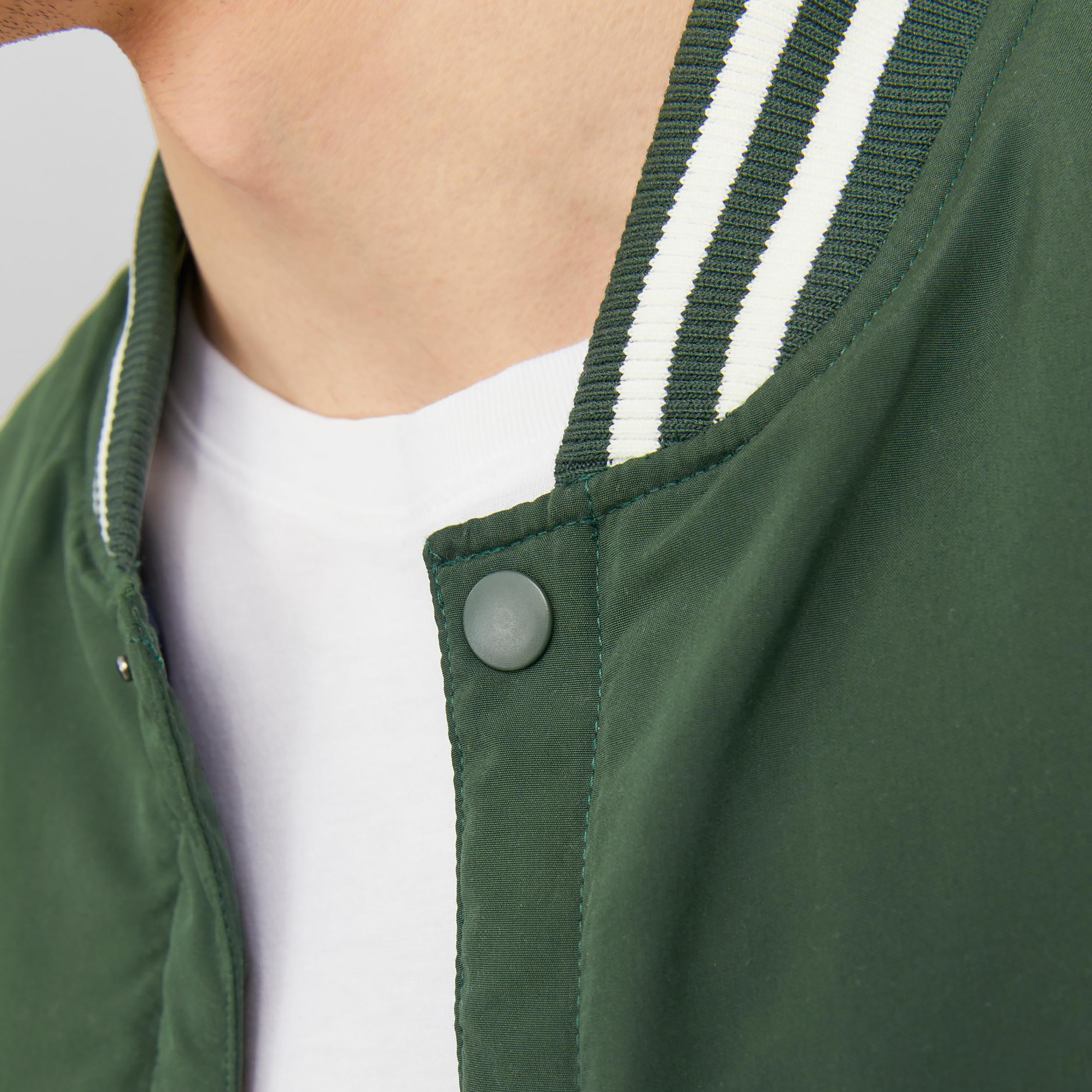 جاكيت بومبر سادة برقبة بيسبول من جاك آند جونز-men-clothing-jacketsandblazers-jackets-image-12