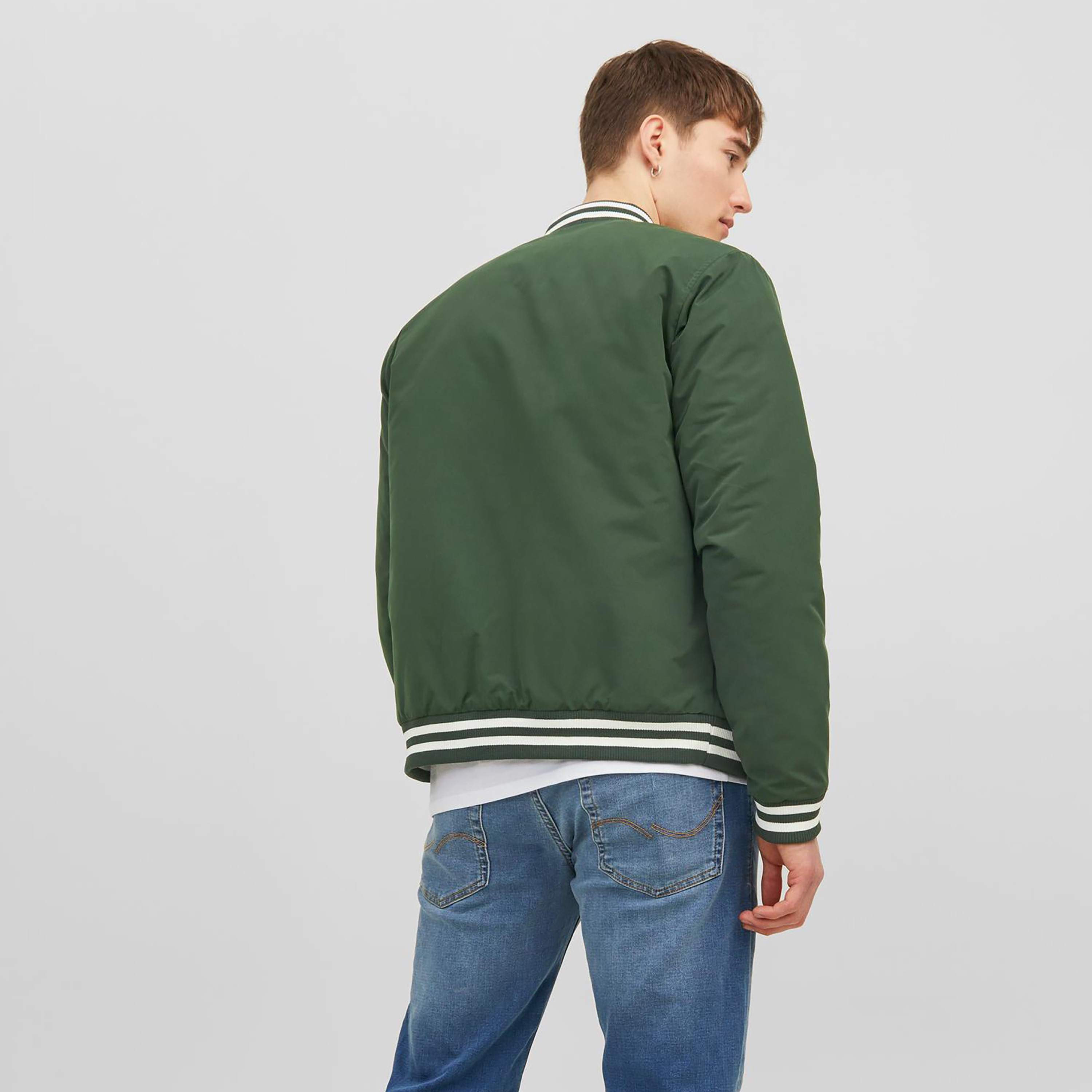 جاكيت بومبر سادة برقبة بيسبول من جاك آند جونز-men-clothing-jacketsandblazers-jackets-image-13