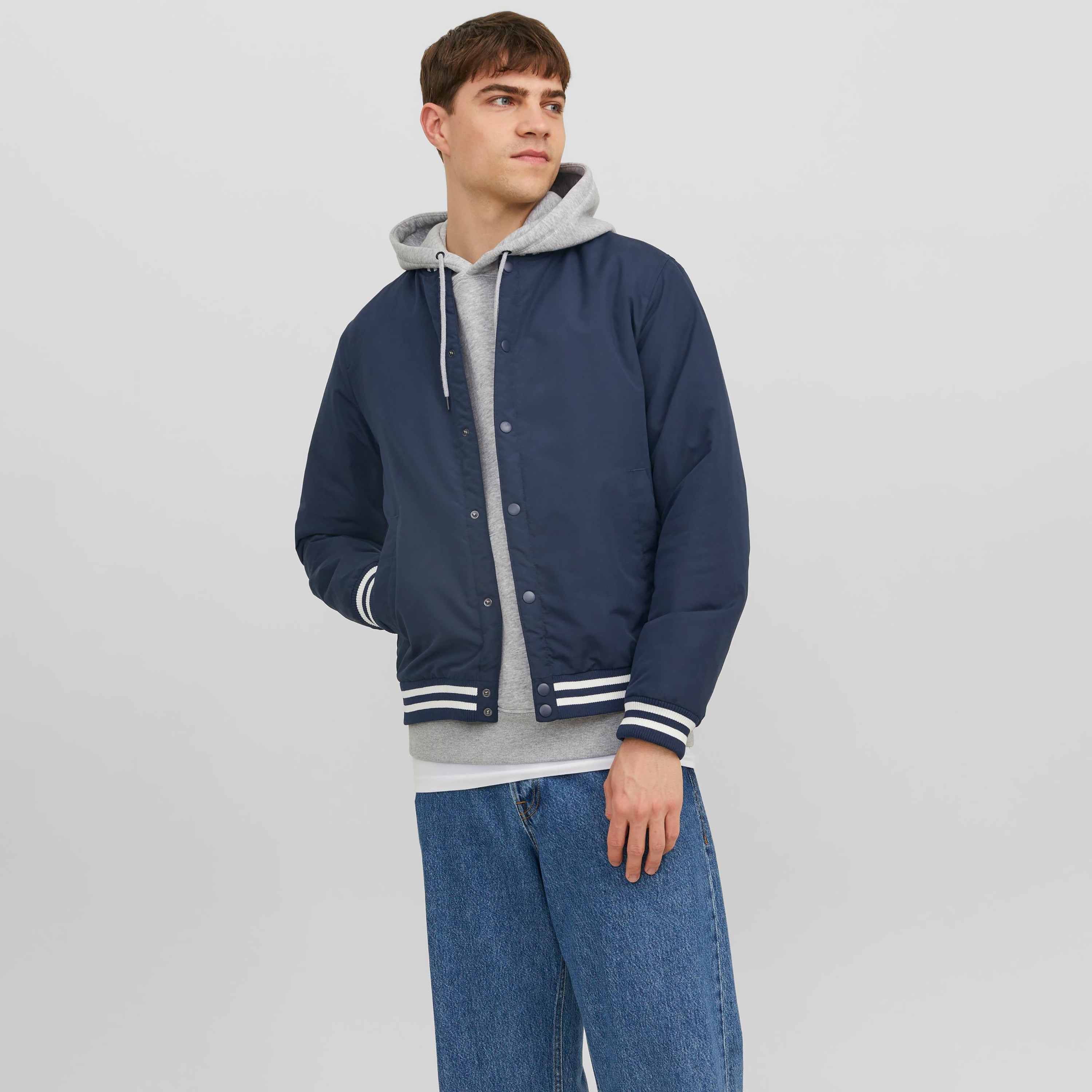 جاكيت بومبر سادة برقبة بيسبول من جاك آند جونز-men-clothing-jacketsandblazers-jackets-image-14
