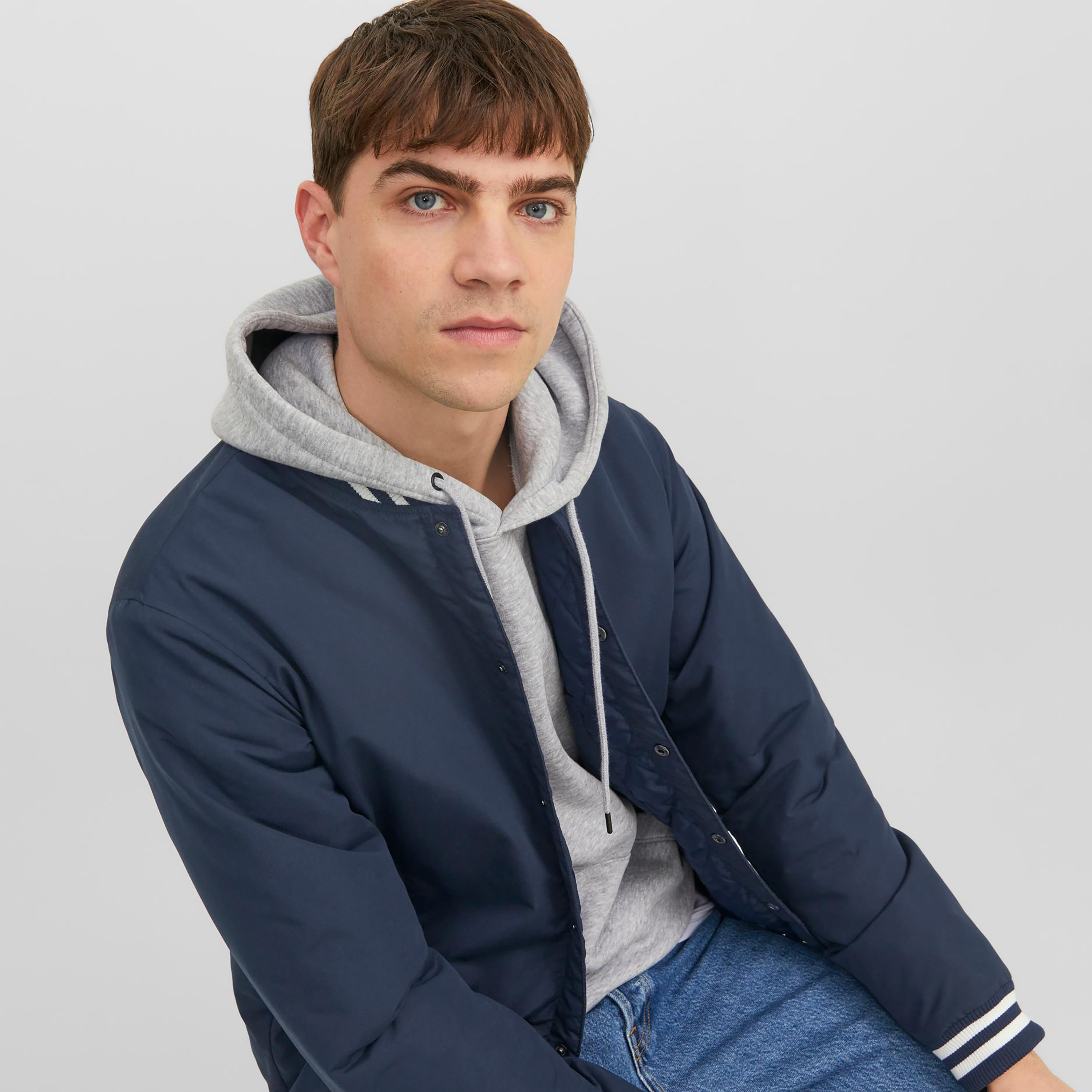جاكيت بومبر سادة برقبة بيسبول من جاك آند جونز-men-clothing-jacketsandblazers-jackets-image-16