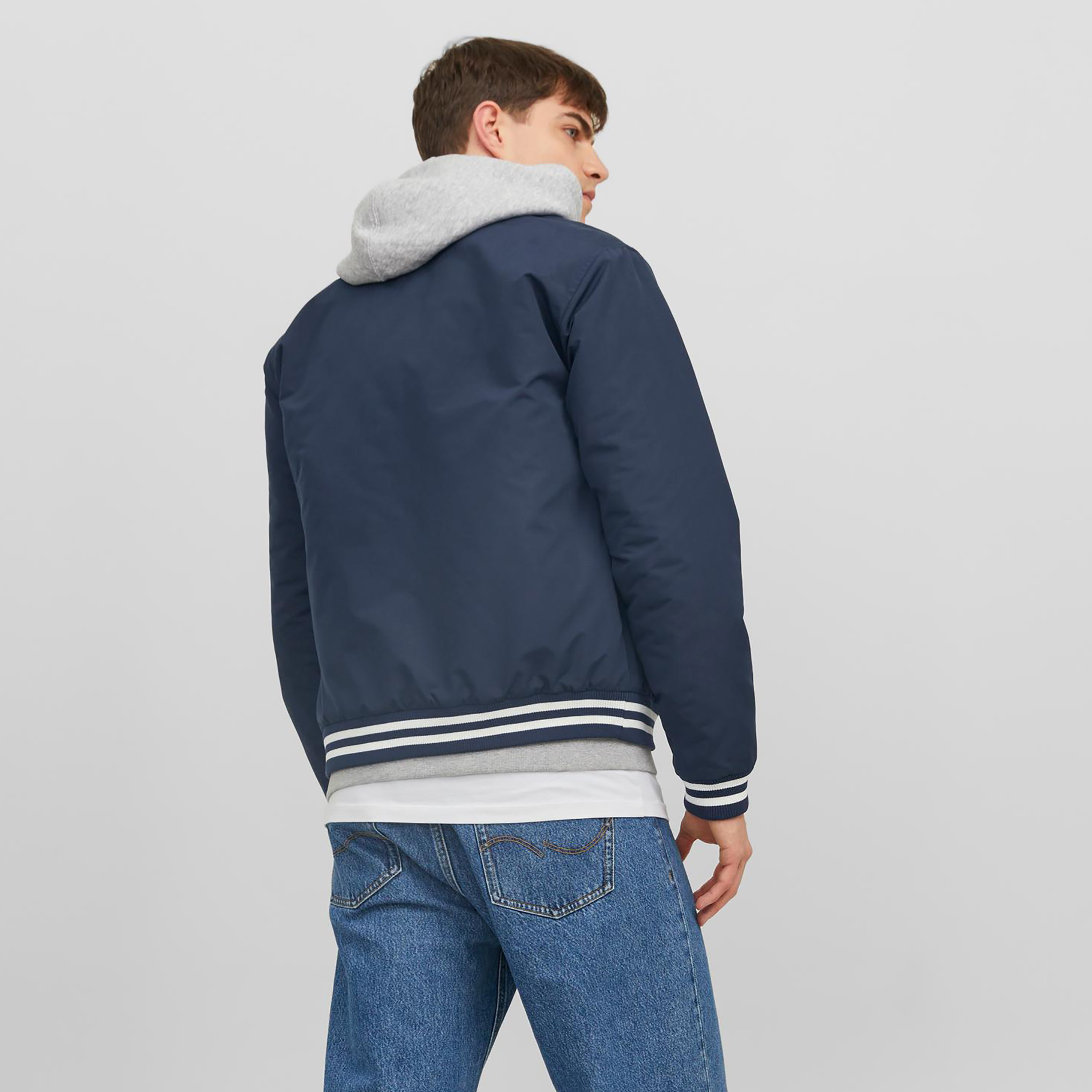 جاكيت بومبر سادة برقبة بيسبول من جاك آند جونز-men-clothing-jacketsandblazers-jackets-image-17