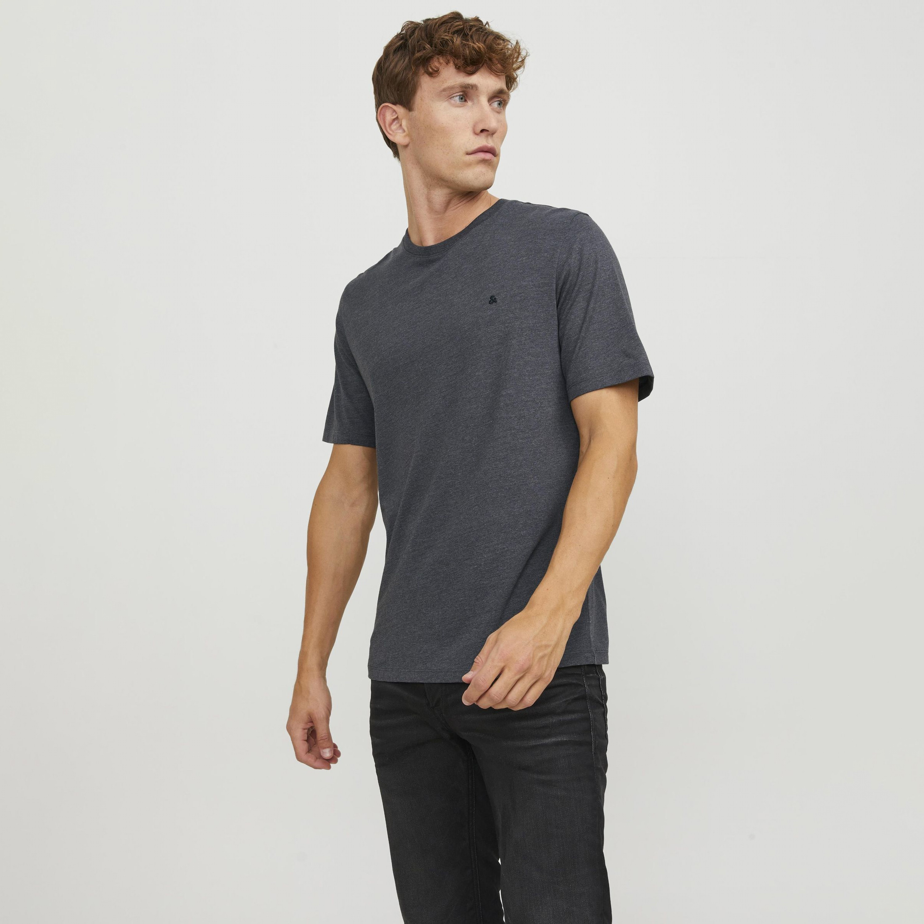 تي شيرت رجالي بأكمام قصيرة وياقة دائرية وشعار مطرز من جاك اند جونز-men-clothing-tshirtsandpolos-tshirts-image-1