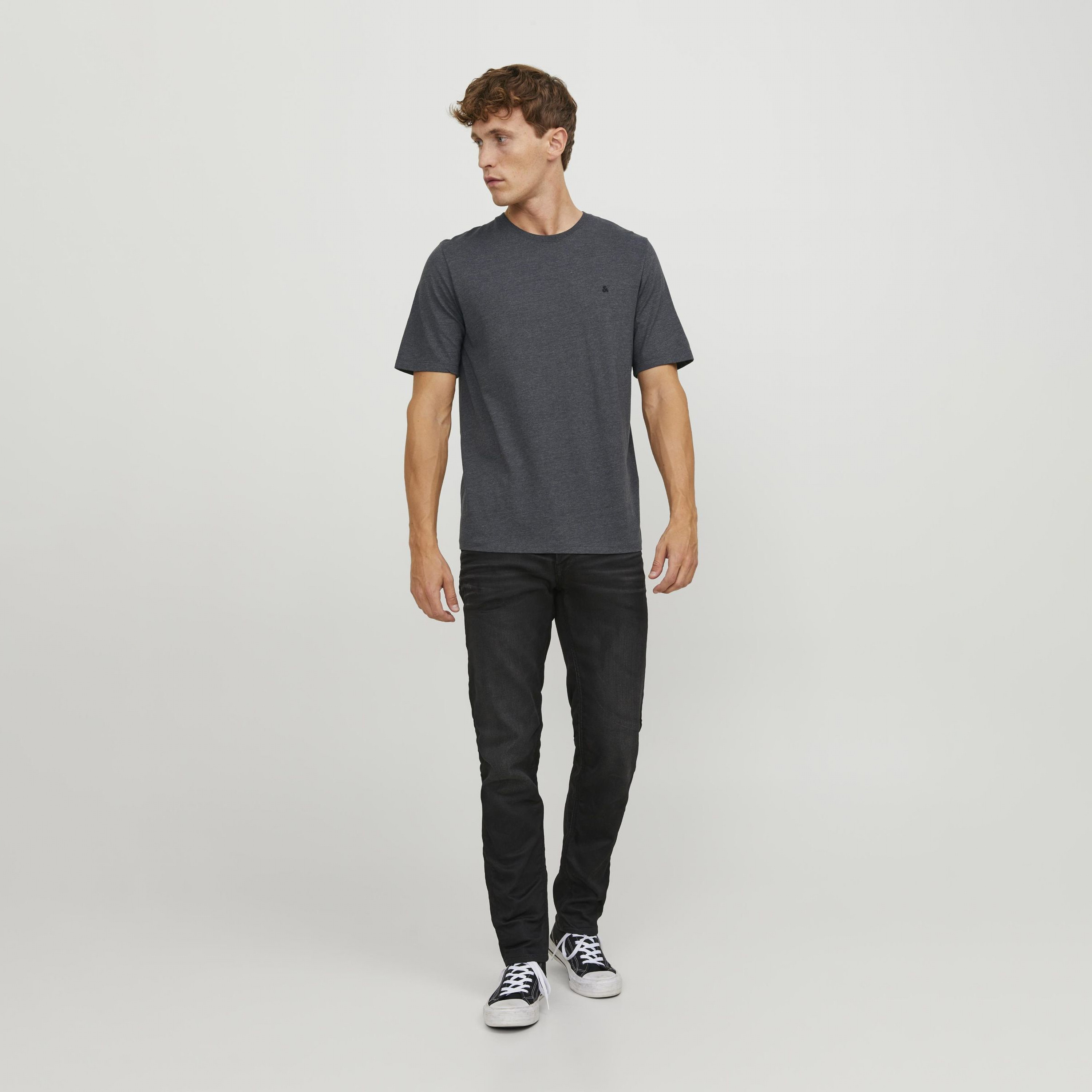 تي شيرت رجالي بأكمام قصيرة وياقة دائرية وشعار مطرز من جاك اند جونز-men-clothing-tshirtsandpolos-tshirts-image-2