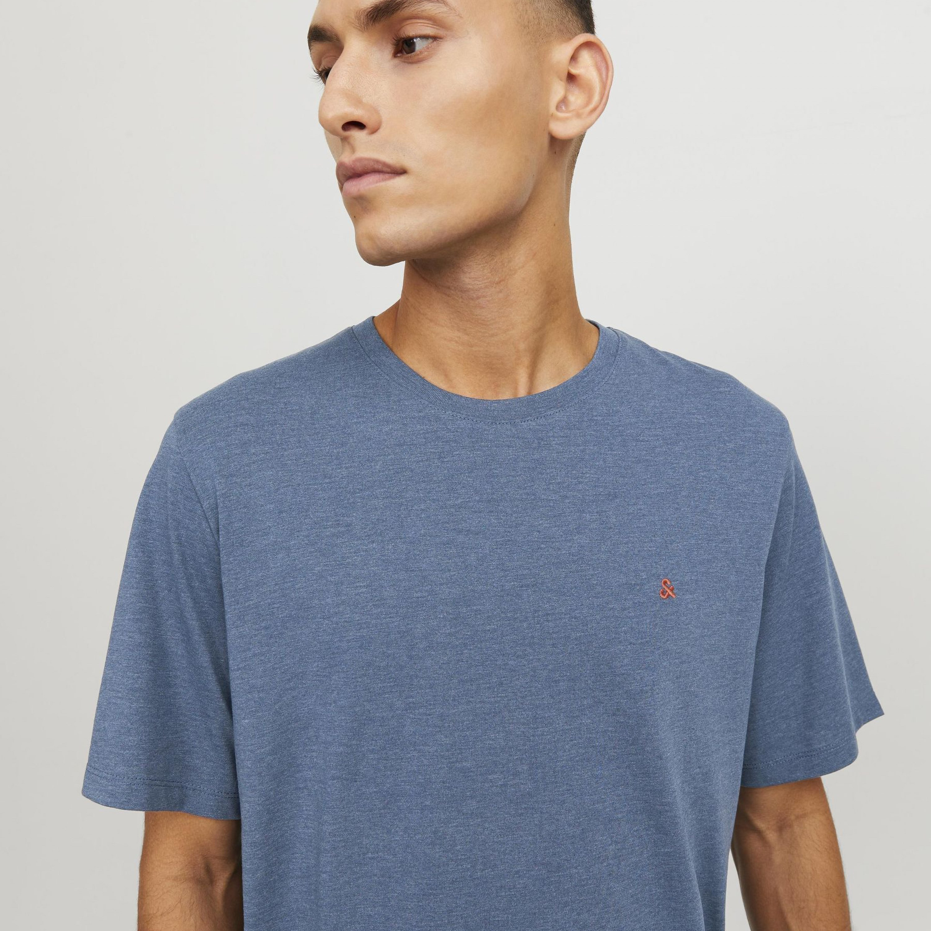 تي شيرت رجالي بأكمام قصيرة وياقة دائرية وشعار مطرز من جاك اند جونز-men-clothing-tshirtsandpolos-tshirts-image-10