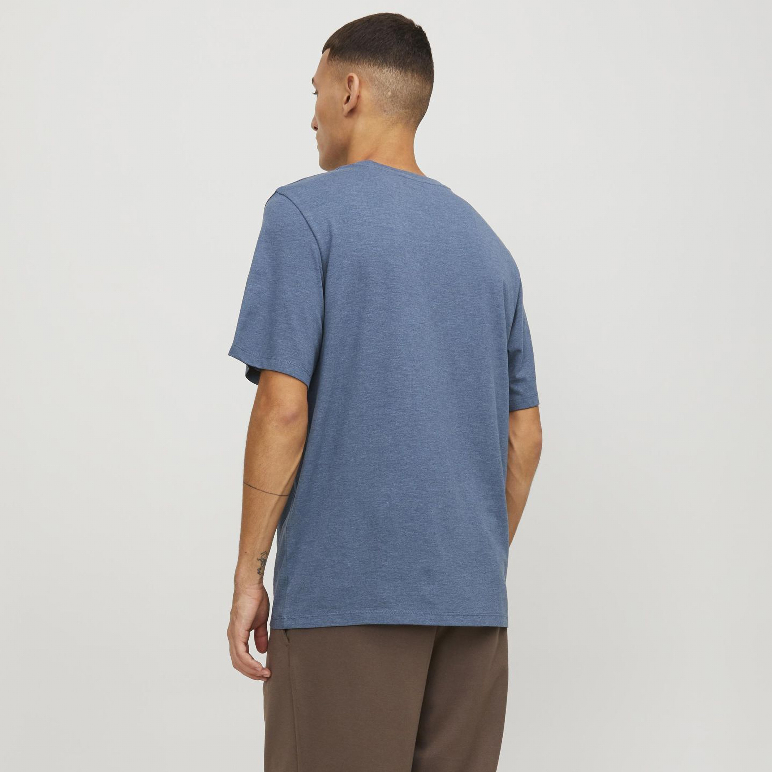 تي شيرت رجالي بأكمام قصيرة وياقة دائرية وشعار مطرز من جاك اند جونز-men-clothing-tshirtsandpolos-tshirts-image-11