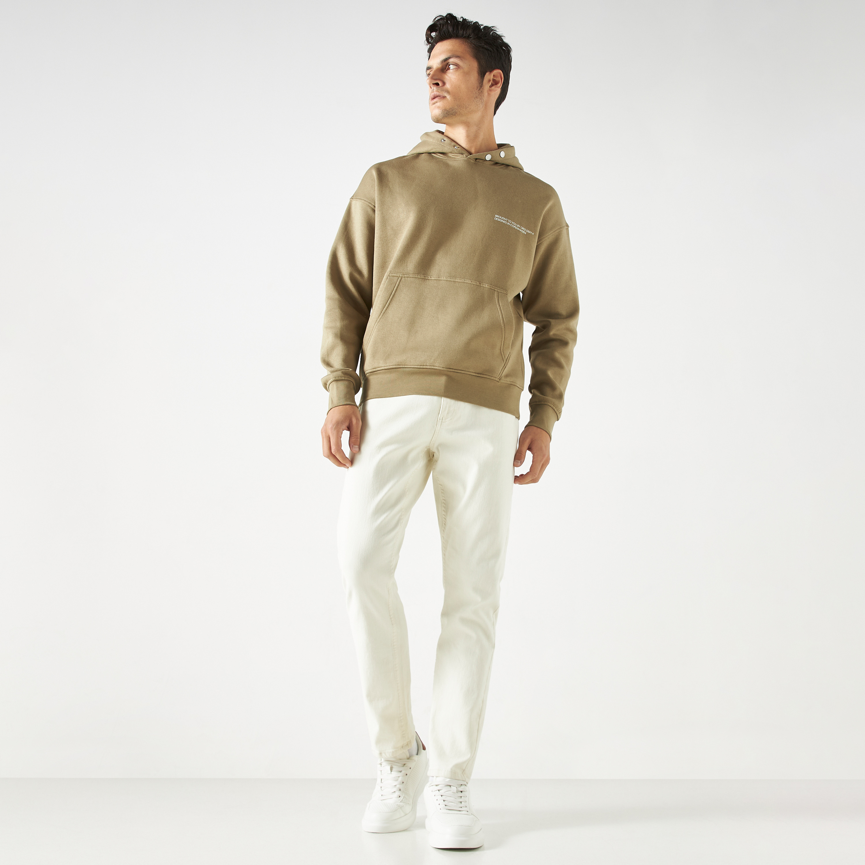 هودي من جاك آند جونز مطبوع بأكمام طويلة مع جيب كانغارو-men-winterwear-hoodiesandsweatshirts-image-2