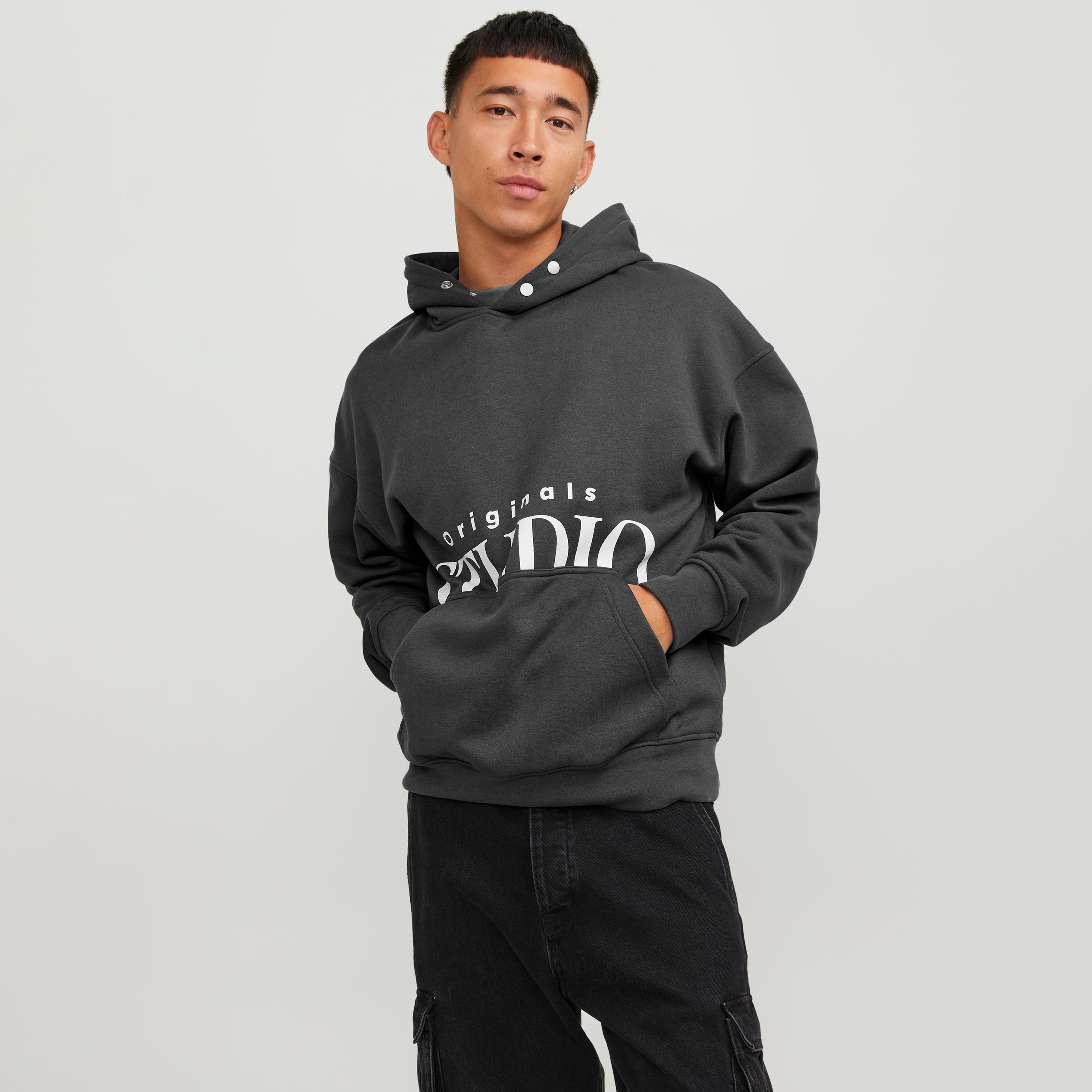 هودي من جاك آند جونز مطبوع بأكمام طويلة مع جيب كانغارو-men-winterwear-hoodiesandsweatshirts-image-5