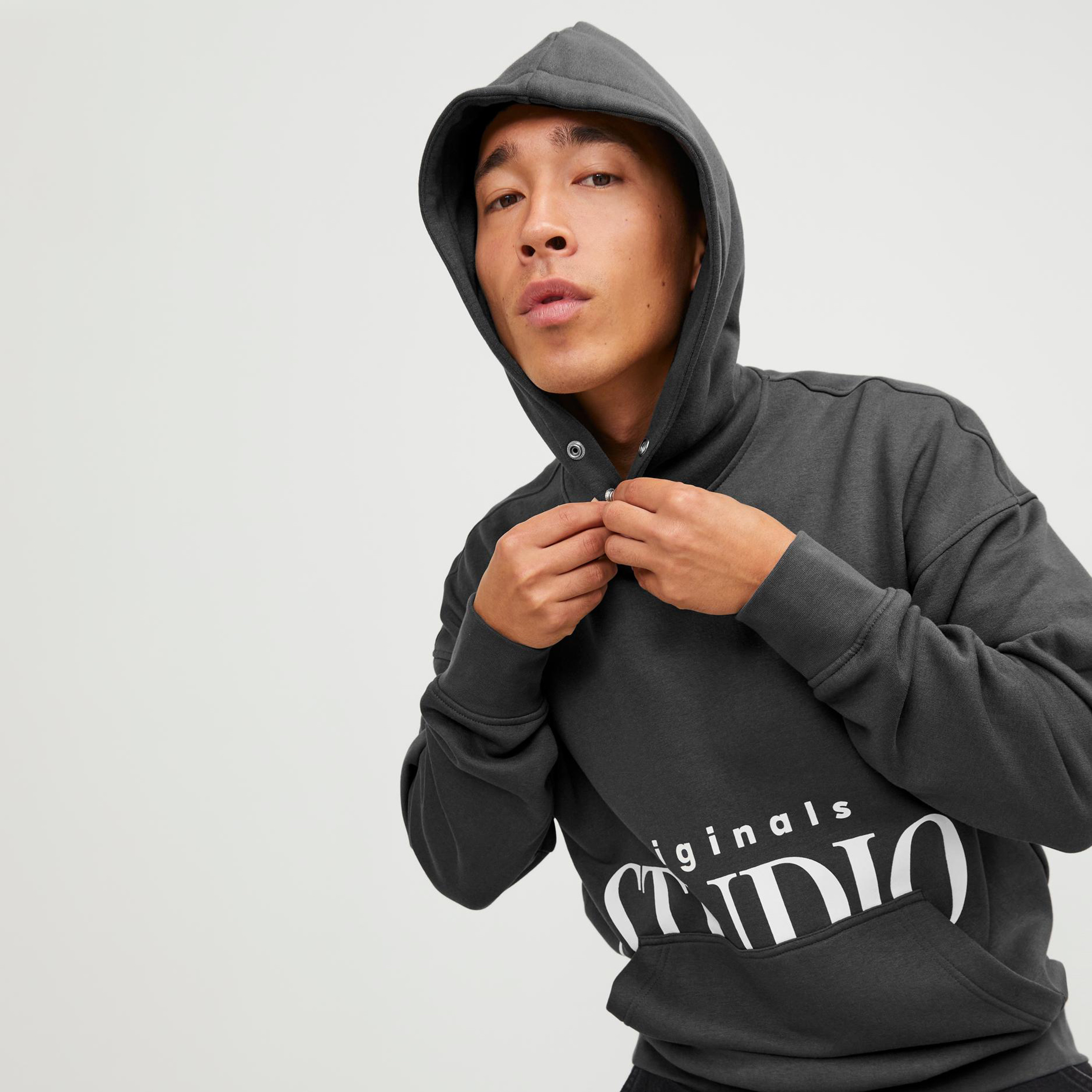 هودي من جاك آند جونز مطبوع بأكمام طويلة مع جيب كانغارو-men-winterwear-hoodiesandsweatshirts-image-7