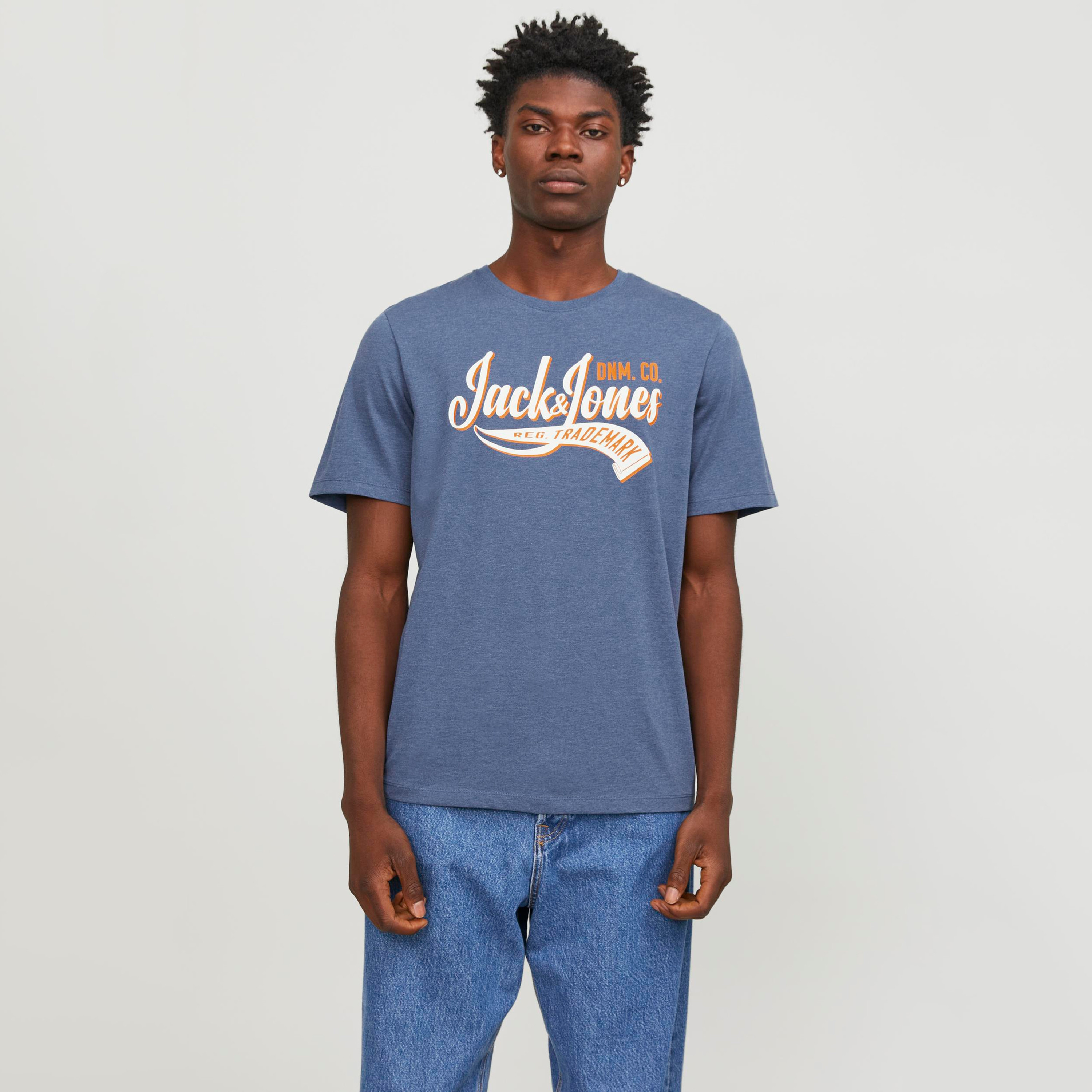 تيشيرت بأكمام قصيرة وياقة دائرية وشعار من جاك آند جونز-men-clothing-tshirtsandpolos-tshirts-image-1