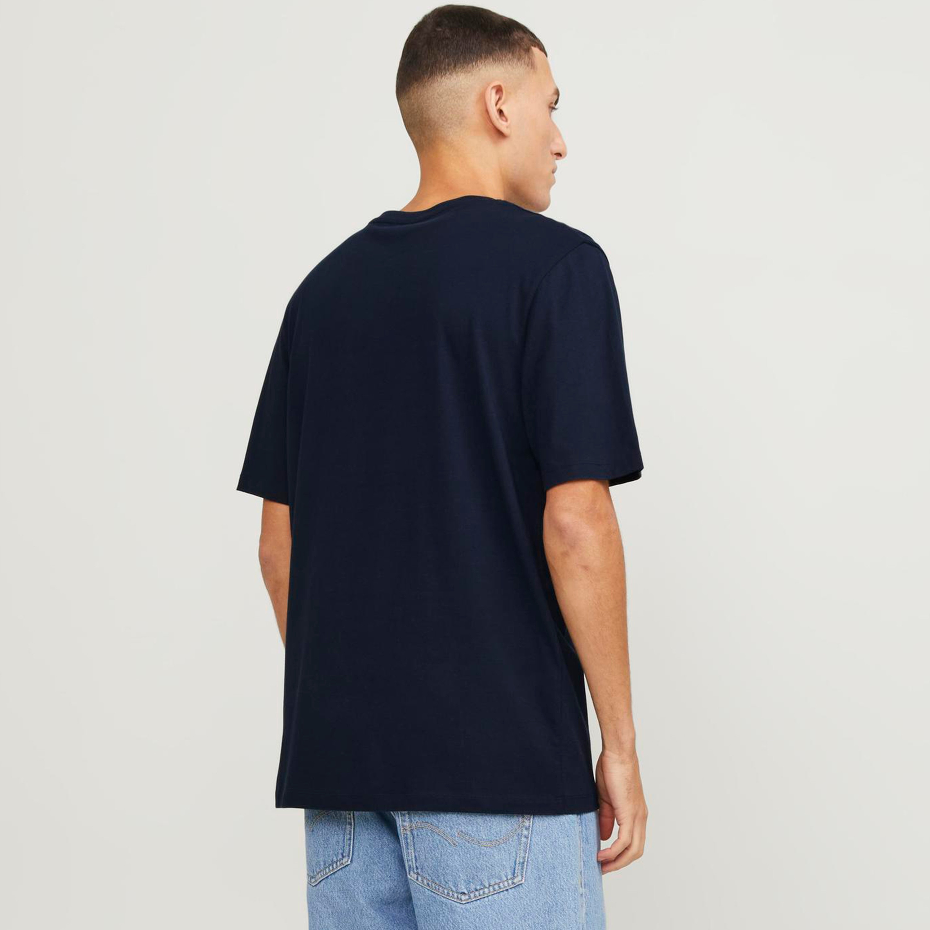 تيشيرت بأكمام قصيرة وياقة دائرية وشعار من جاك آند جونز-men-clothing-tshirtsandpolos-tshirts-image-4