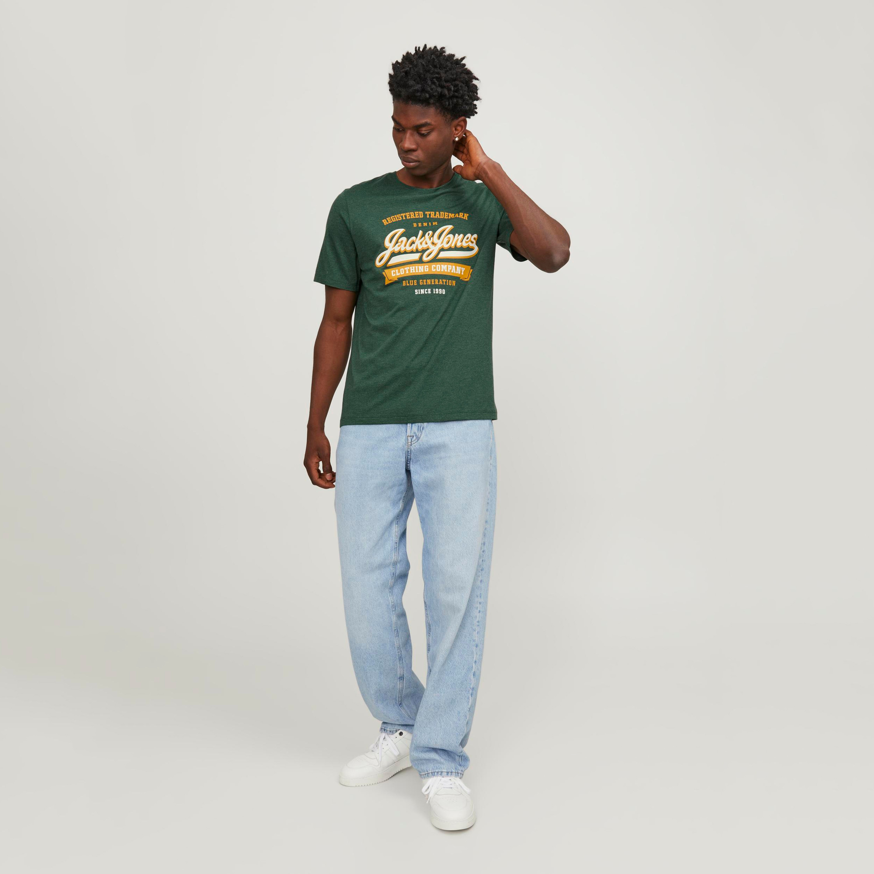 تيشيرت بأكمام قصيرة وياقة دائرية وشعار من جاك آند جونز-men-clothing-tshirtsandpolos-tshirts-image-2