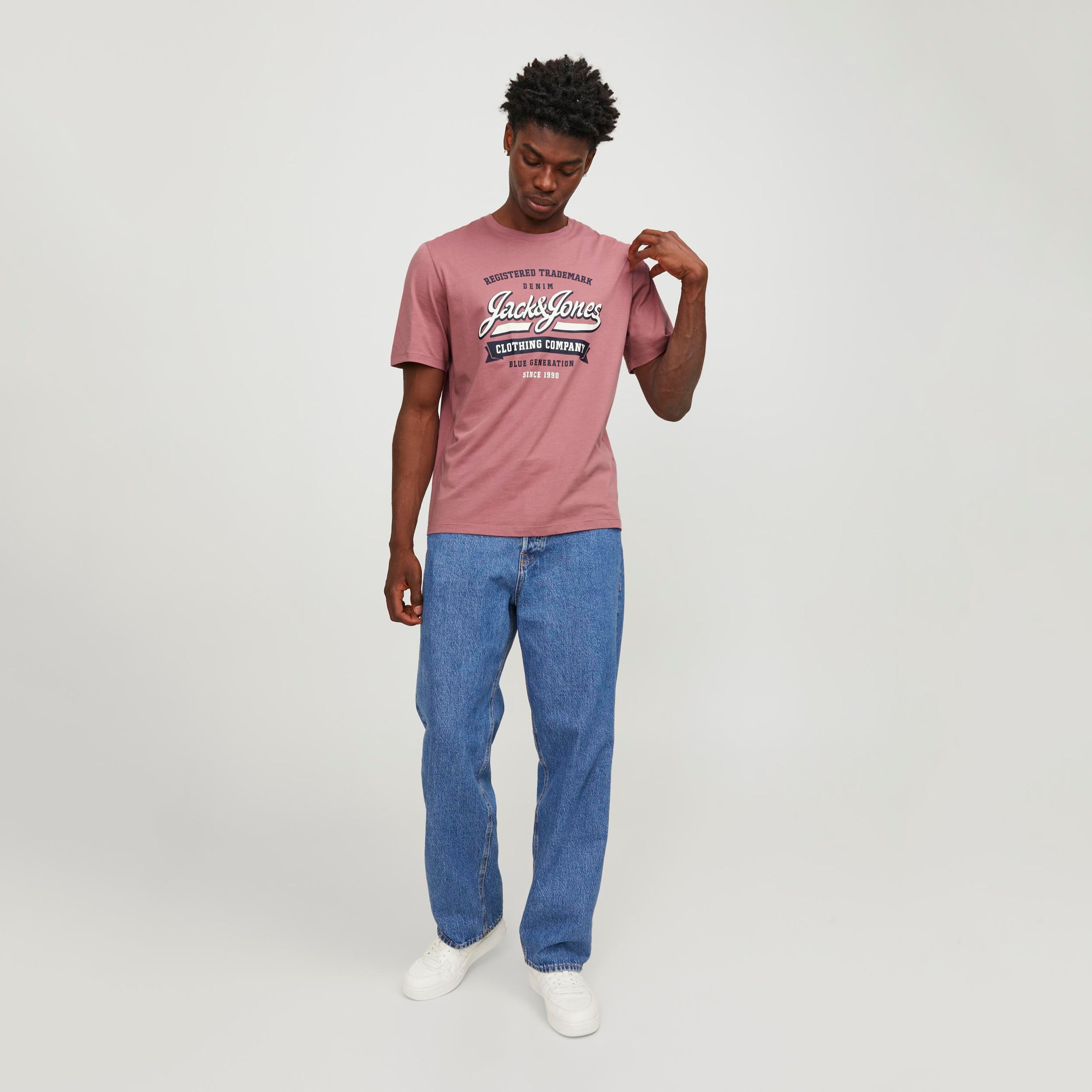 تيشيرت بأكمام قصيرة وياقة دائرية وشعار من جاك آند جونز-men-clothing-tshirtsandpolos-tshirts-image-6