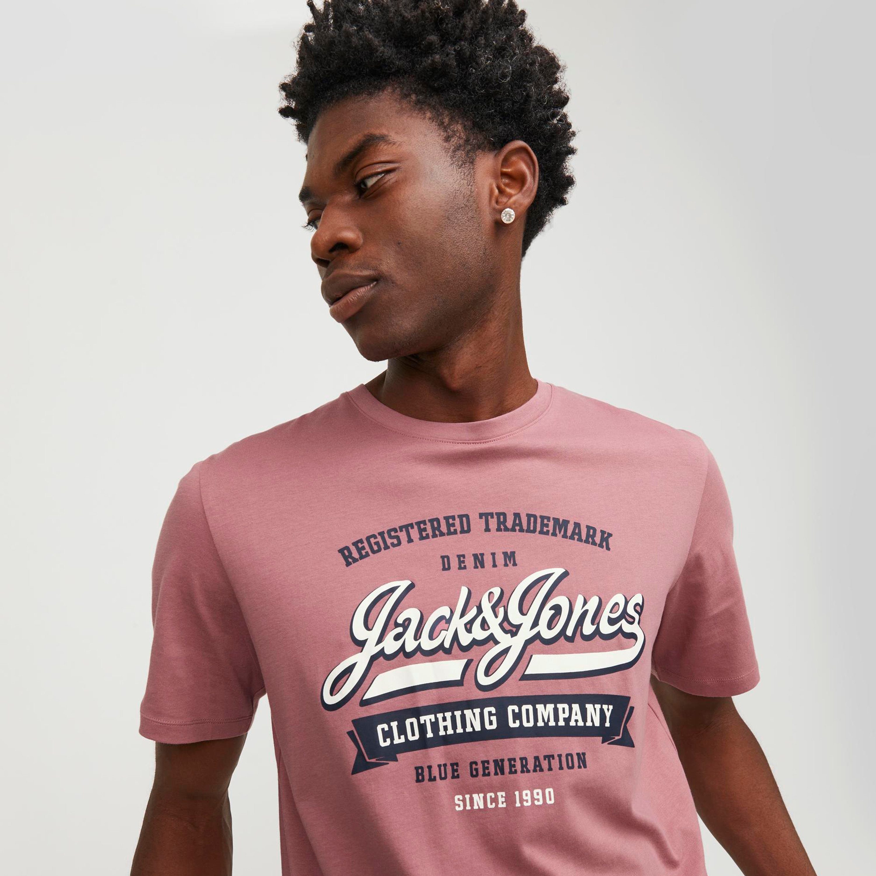 تيشيرت بأكمام قصيرة وياقة دائرية وشعار من جاك آند جونز-men-clothing-tshirtsandpolos-tshirts-image-7