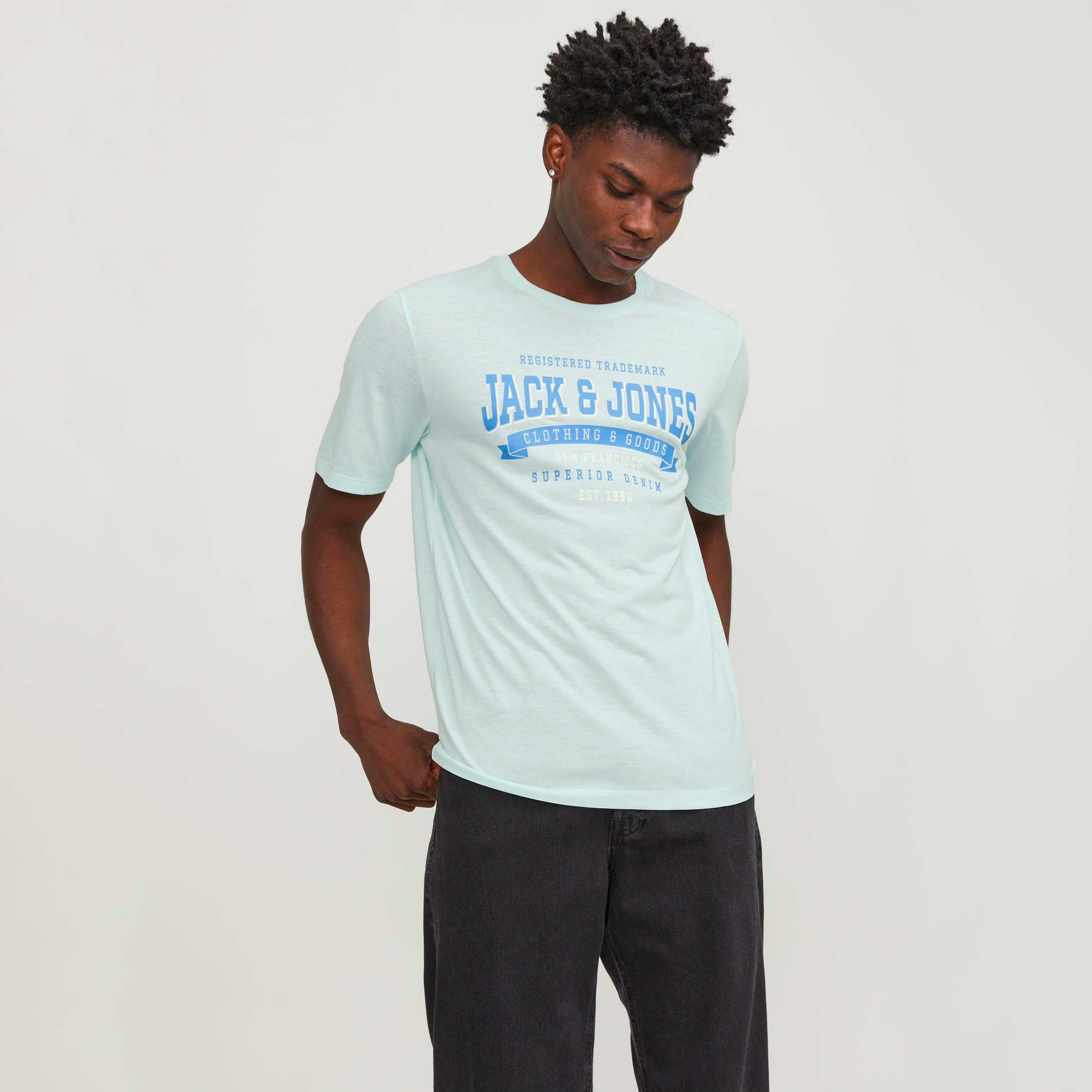 تيشيرت بأكمام قصيرة وياقة دائرية وشعار من جاك آند جونز-men-clothing-tshirtsandpolos-tshirts-image-9