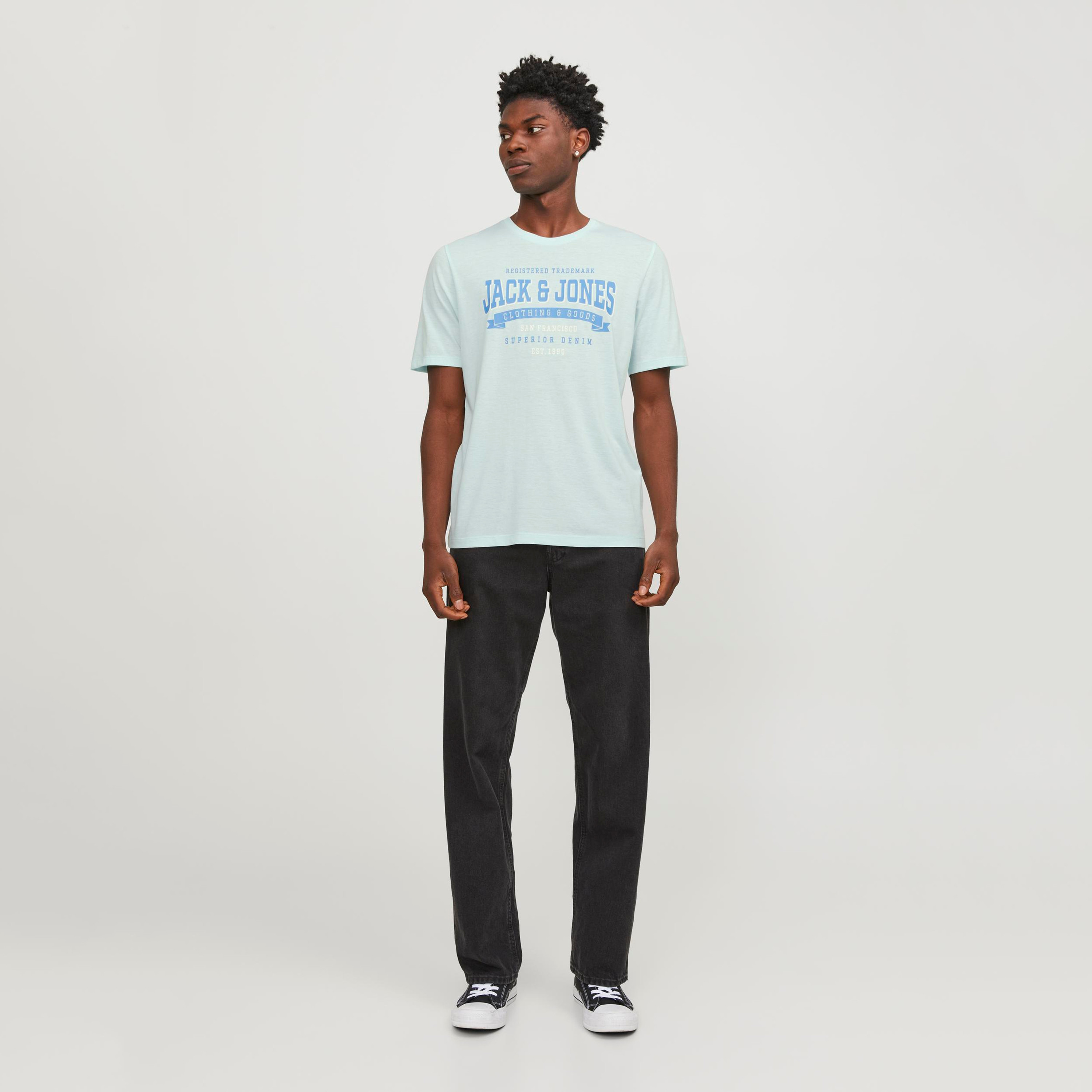 تيشيرت بأكمام قصيرة وياقة دائرية وشعار من جاك آند جونز-men-clothing-tshirtsandpolos-tshirts-image-10
