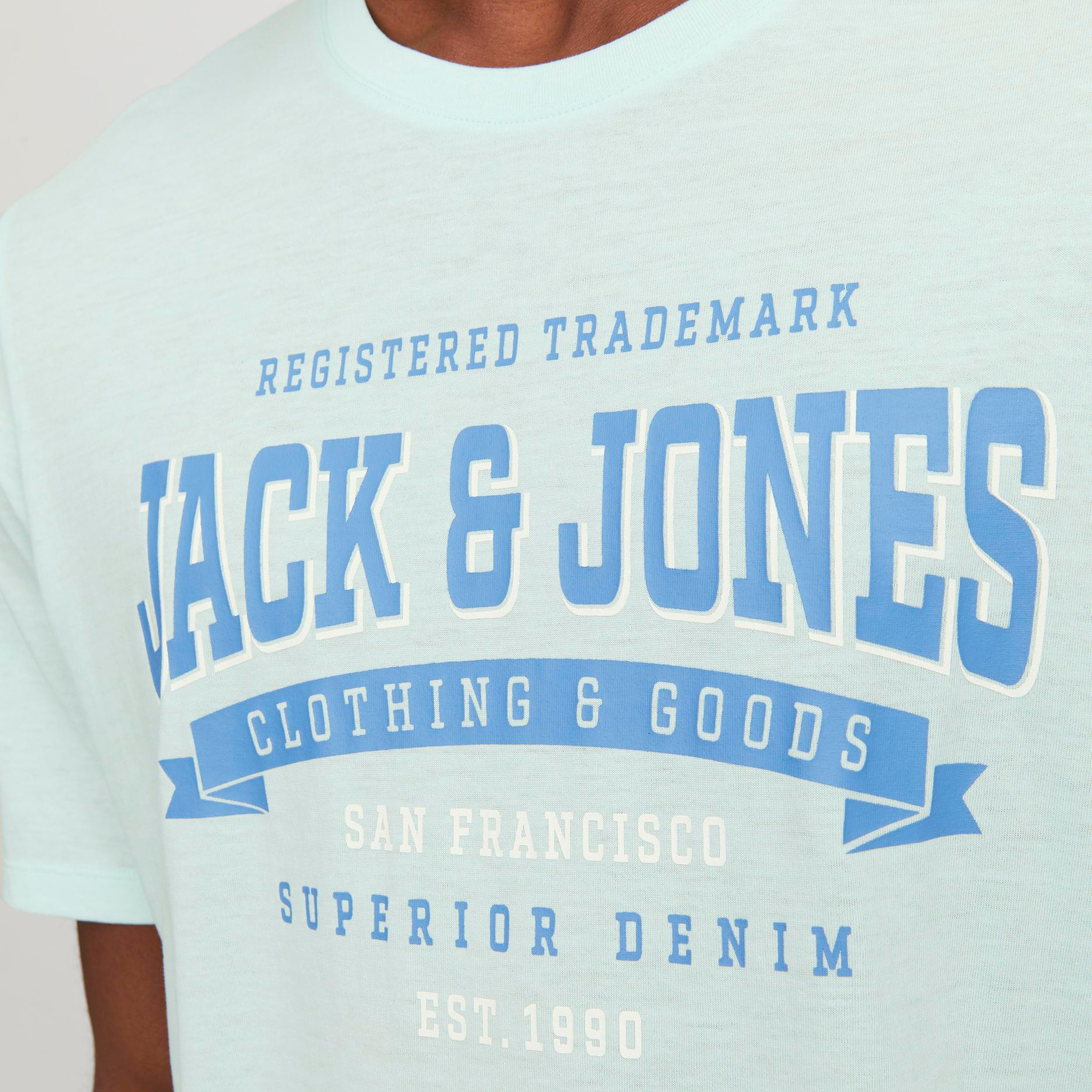 تيشيرت بأكمام قصيرة وياقة دائرية وشعار من جاك آند جونز-men-clothing-tshirtsandpolos-tshirts-image-11