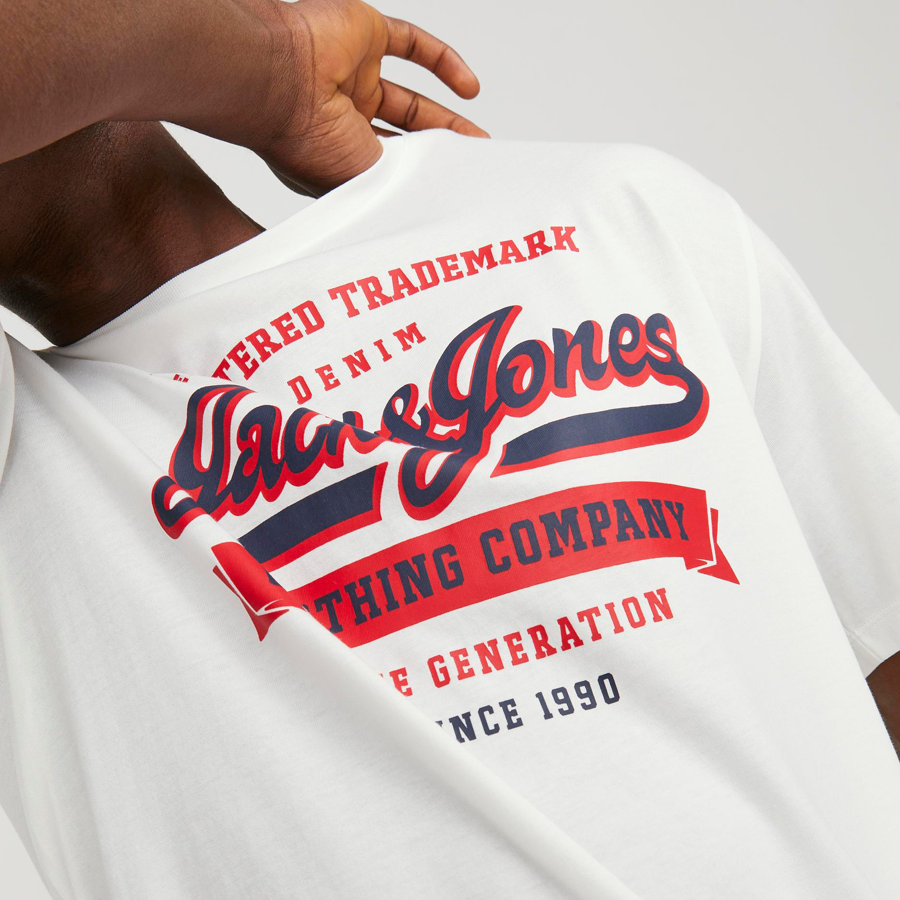تيشيرت بأكمام قصيرة وياقة دائرية وشعار من جاك آند جونز-men-clothing-tshirtsandpolos-tshirts-image-15