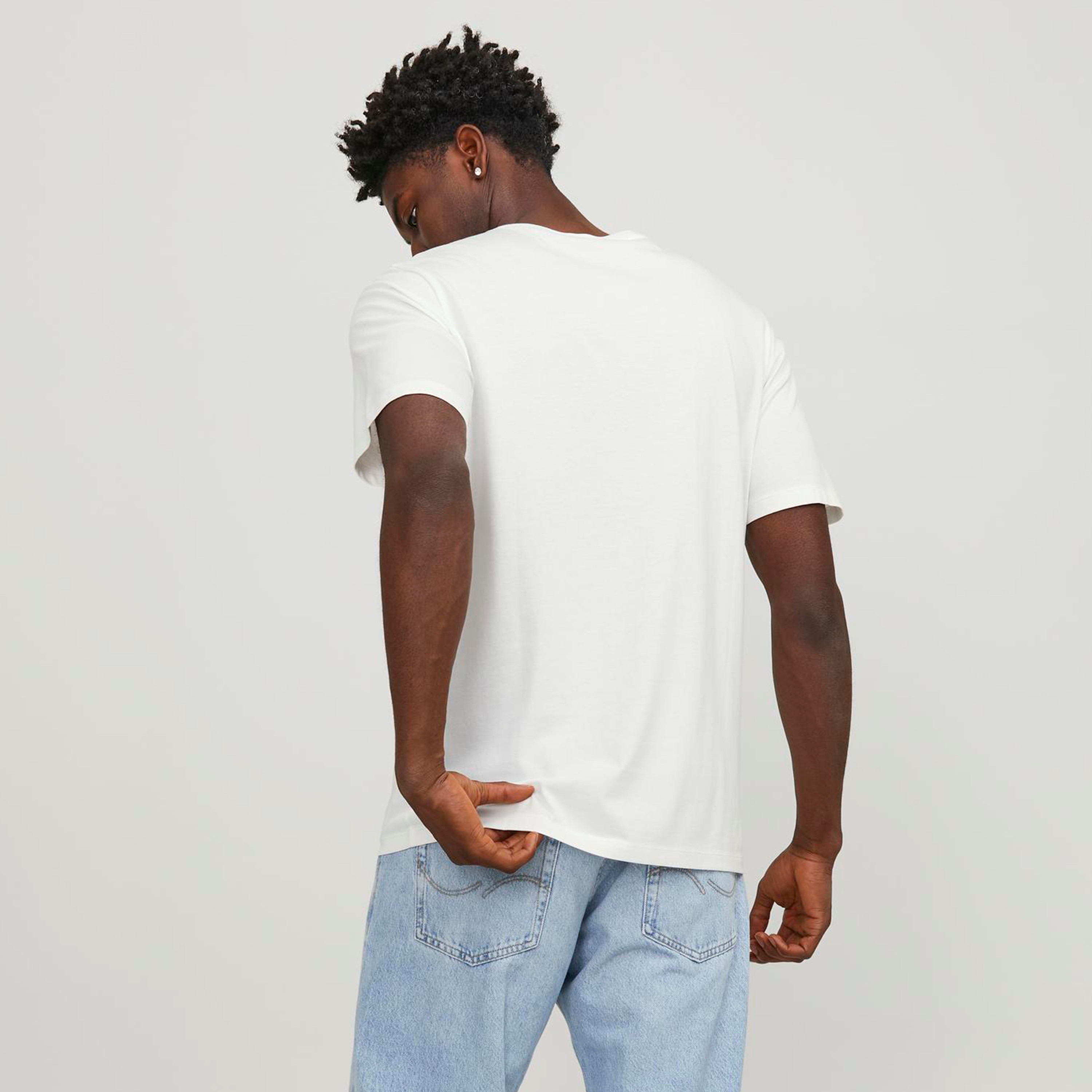 تيشيرت بأكمام قصيرة وياقة دائرية وشعار من جاك آند جونز-men-clothing-tshirtsandpolos-tshirts-image-16