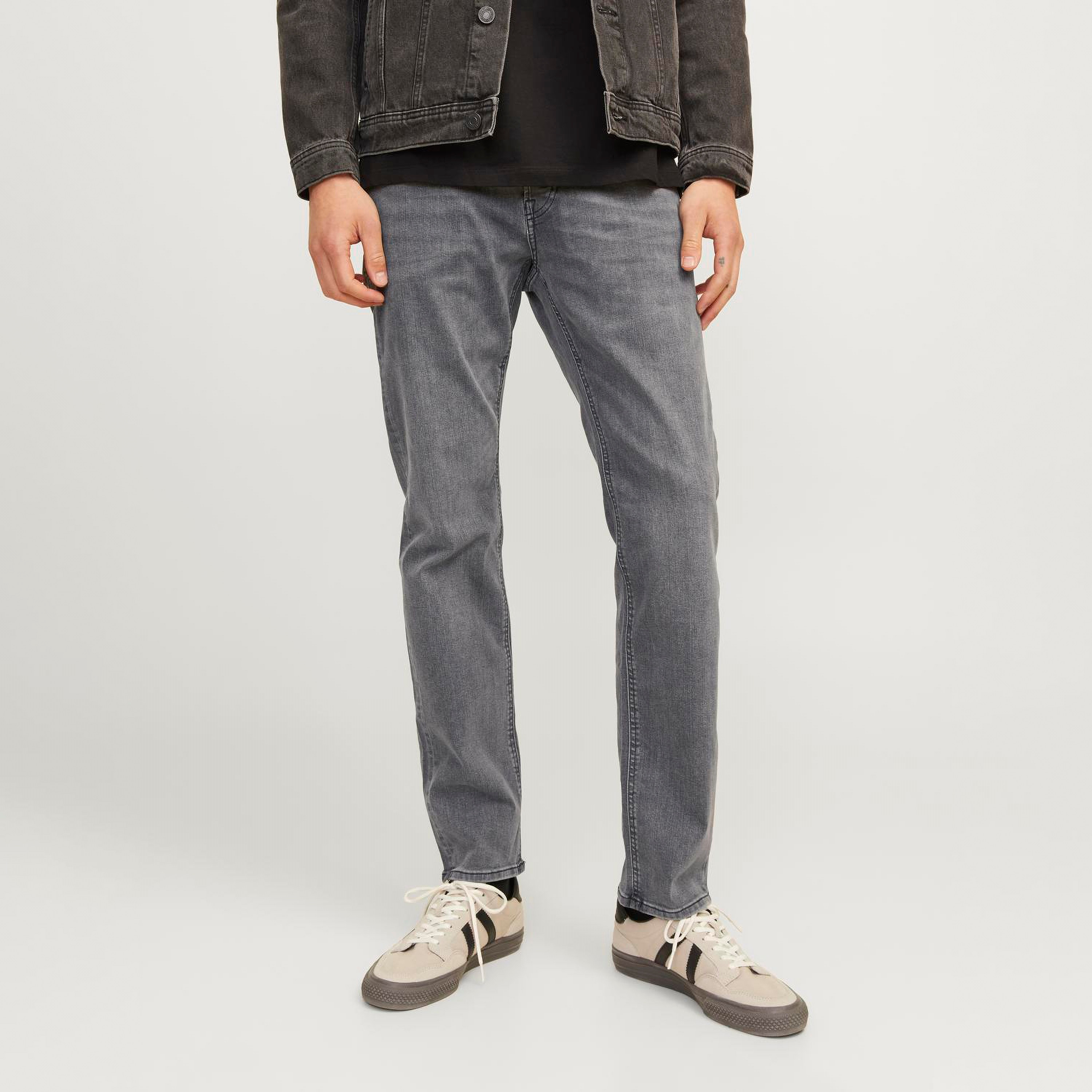 بنطال جينز ذو قصة مدببة ومغسول متوسط الارتفاع من جاك آند جونز-men-clothing-bottoms-jeans-image-1
