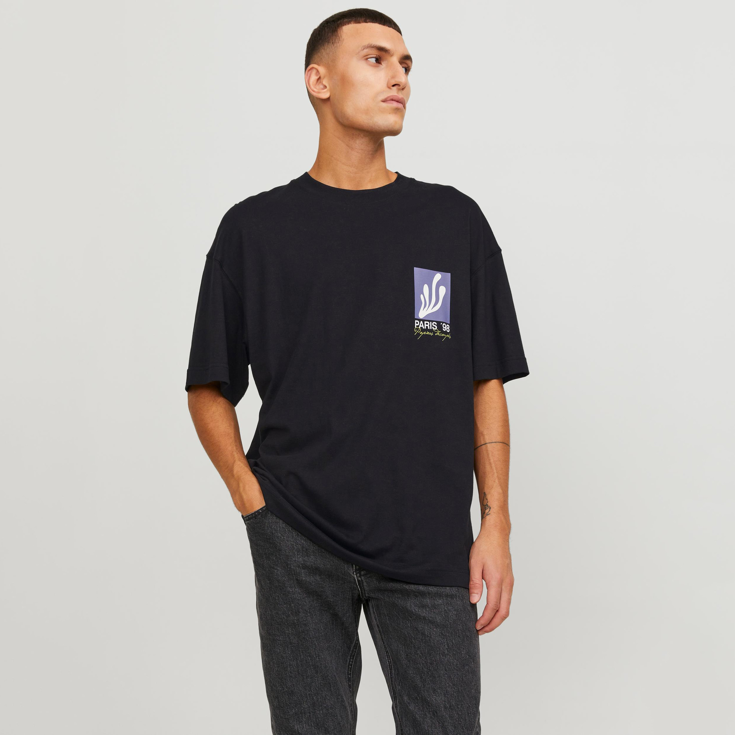 تي شيرت من جاك آند جونز بطبعة خلفية بأكمام قصيرة و ياقة مستديرة-men-clothing-tshirtsandpolos-tshirts-image-1