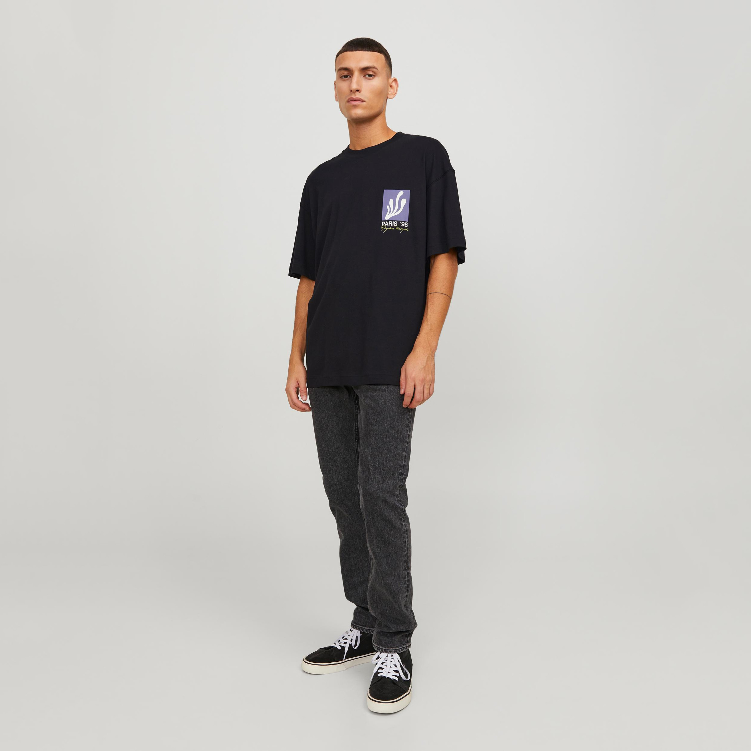تي شيرت من جاك آند جونز بطبعة خلفية بأكمام قصيرة و ياقة مستديرة-men-clothing-tshirtsandpolos-tshirts-image-2