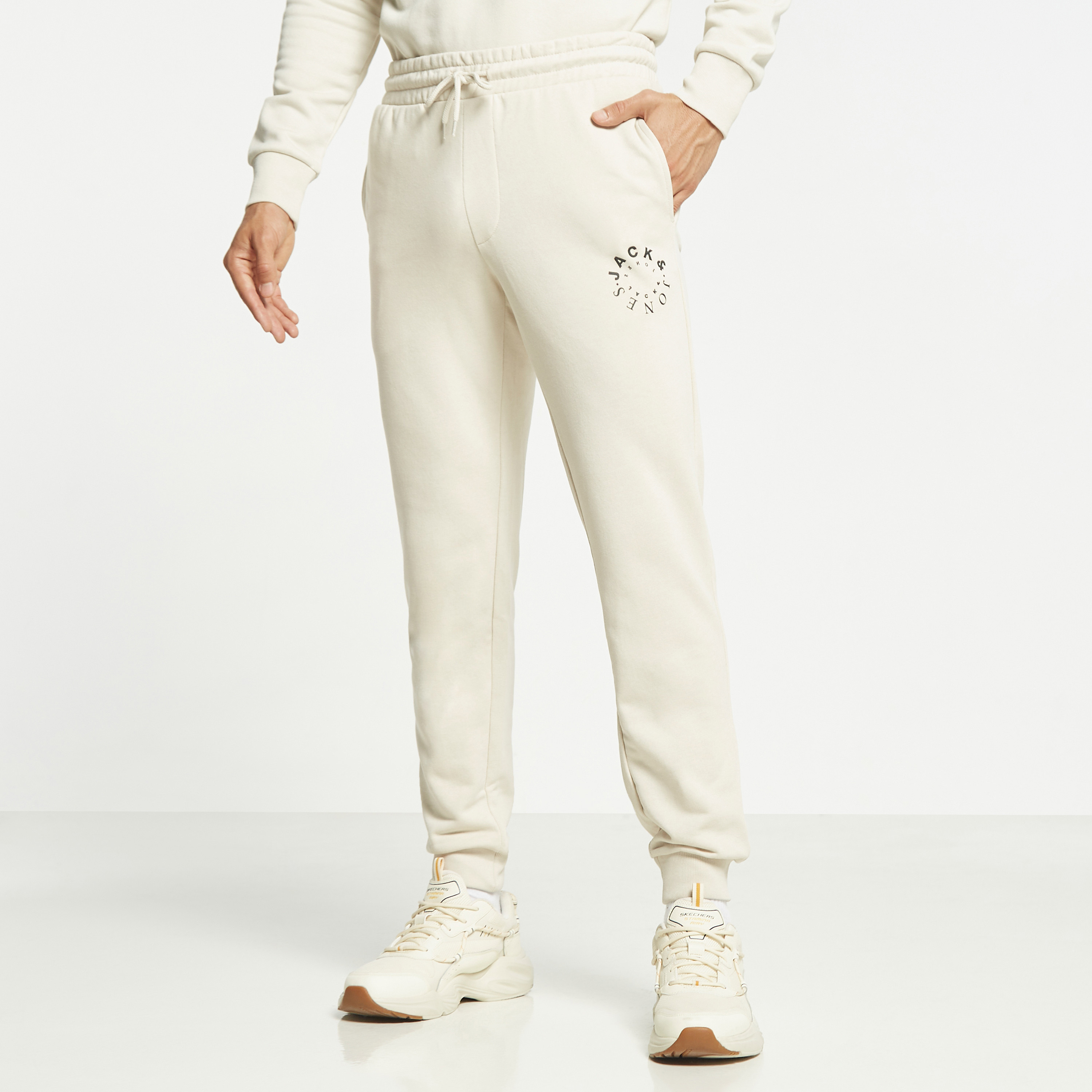  جوغر من جاك آند جونز برباط ذو متوسط الارتفاع مع شعار-men-clothing-bottoms-joggers-image-13