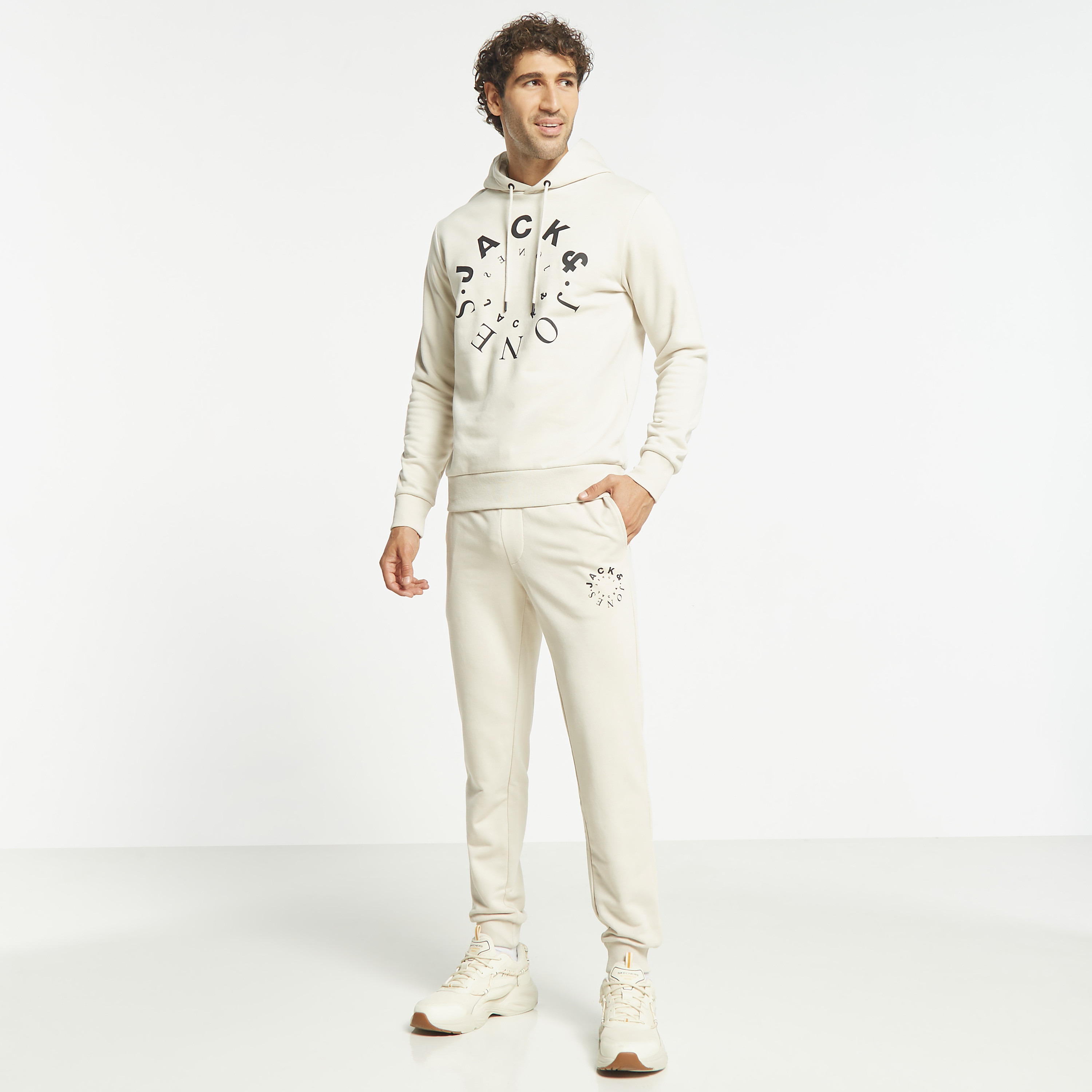  جوغر من جاك آند جونز برباط ذو متوسط الارتفاع مع شعار-men-clothing-bottoms-joggers-image-14