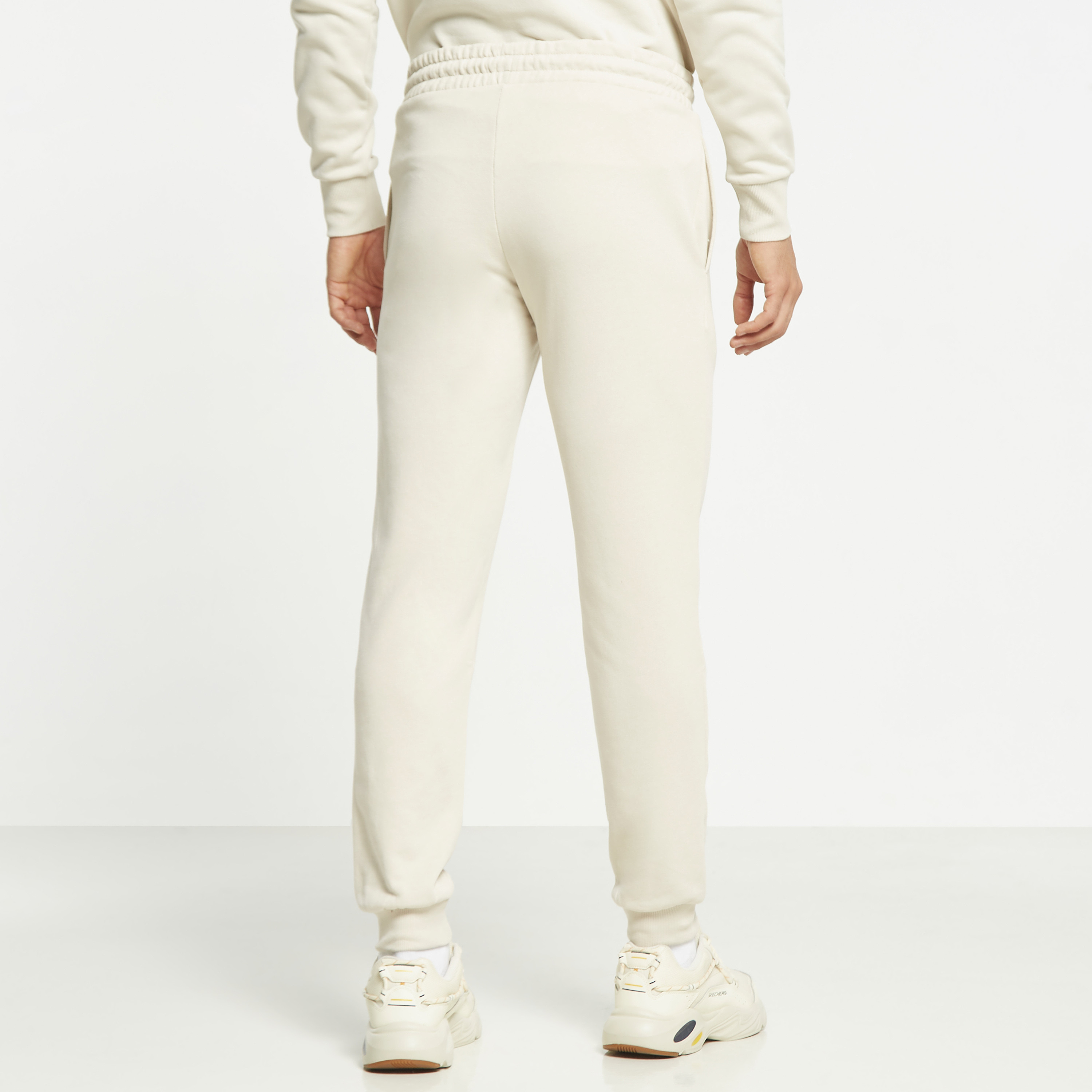  جوغر من جاك آند جونز برباط ذو متوسط الارتفاع مع شعار-men-clothing-bottoms-joggers-image-15