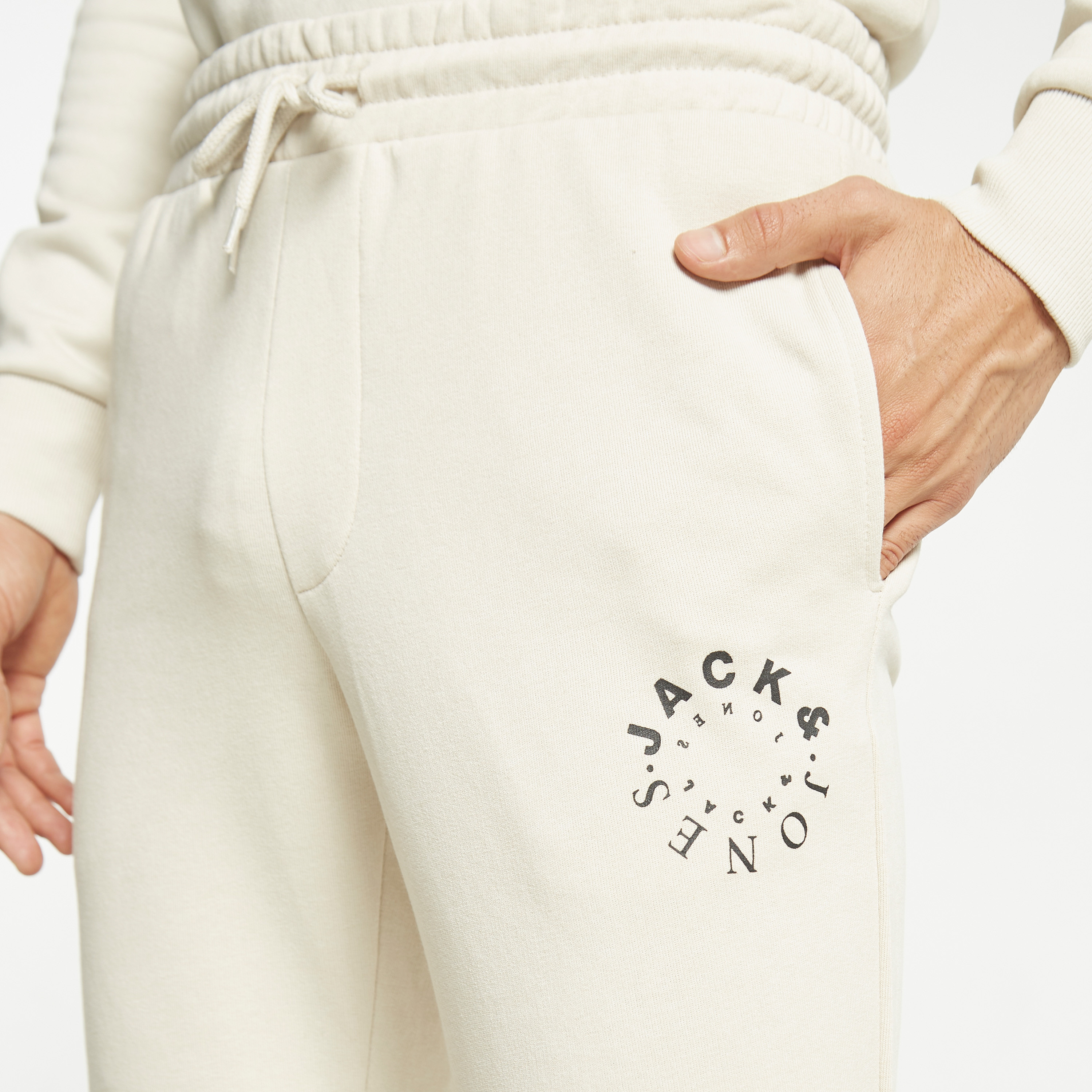 جوغر من جاك آند جونز برباط ذو متوسط الارتفاع مع شعار-men-clothing-bottoms-joggers-image-16