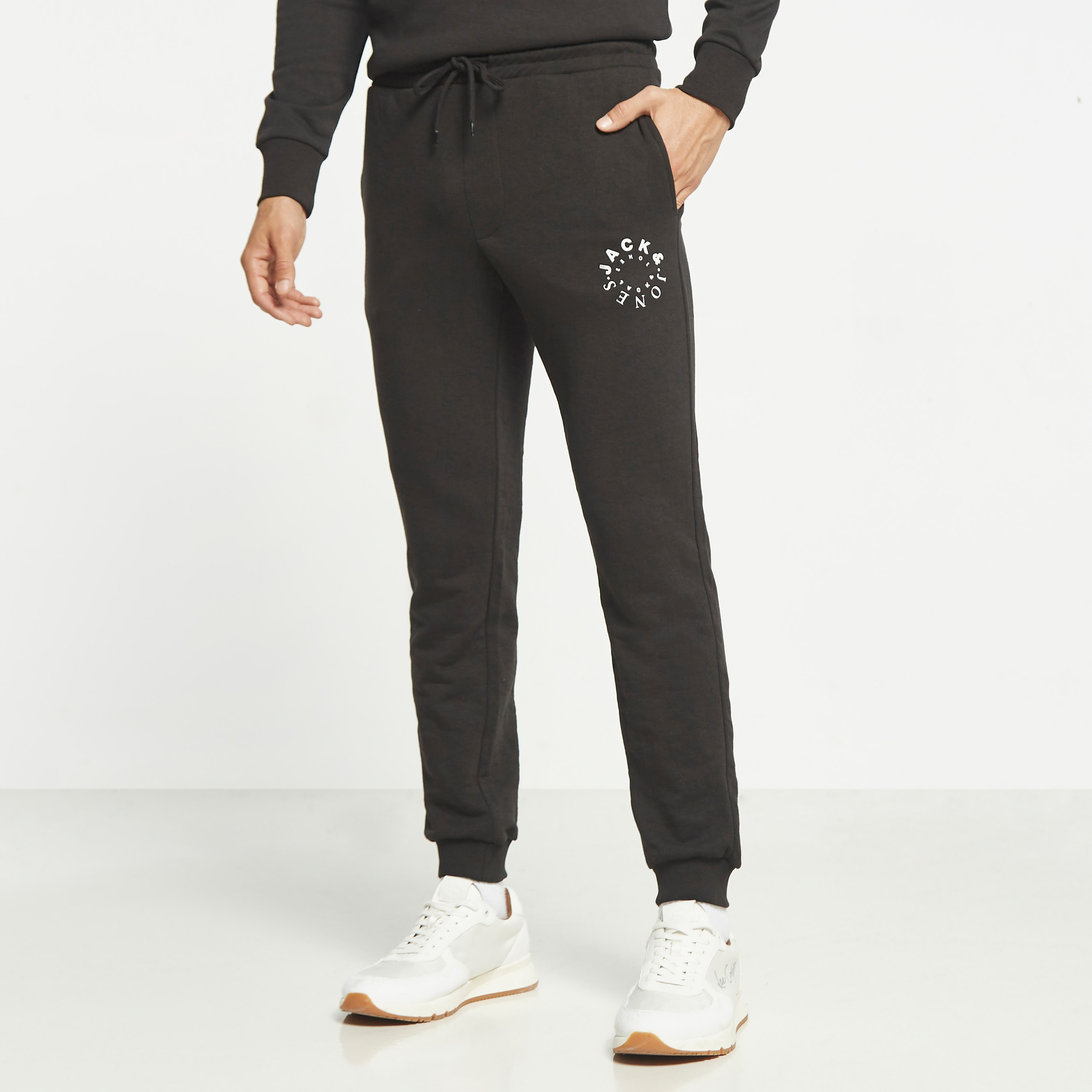  جوغر من جاك آند جونز برباط ذو متوسط الارتفاع مع شعار-men-clothing-bottoms-joggers-image-21