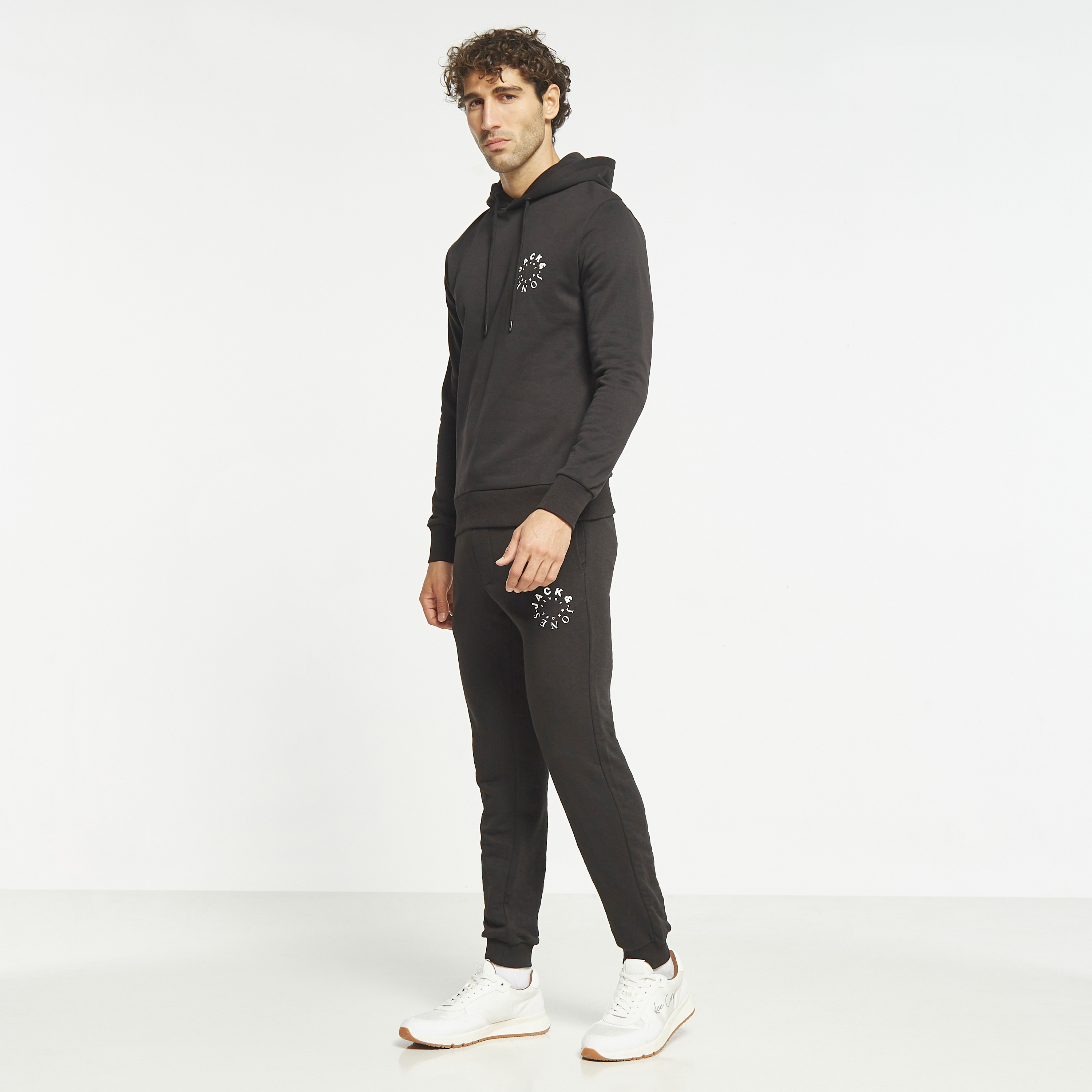 جوغر من جاك آند جونز برباط ذو متوسط الارتفاع مع شعار-men-clothing-bottoms-joggers-image-22