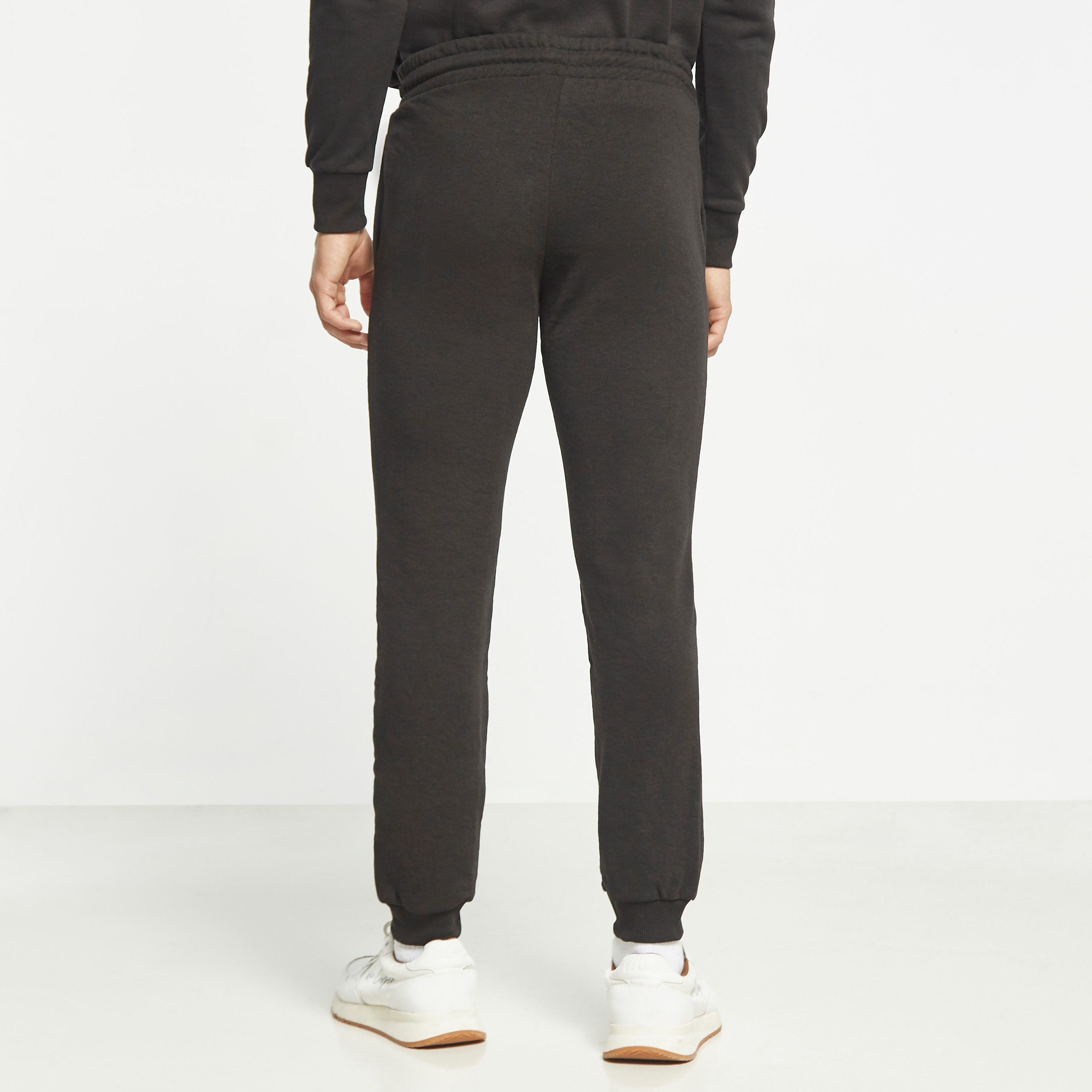  جوغر من جاك آند جونز برباط ذو متوسط الارتفاع مع شعار-men-clothing-bottoms-joggers-image-23