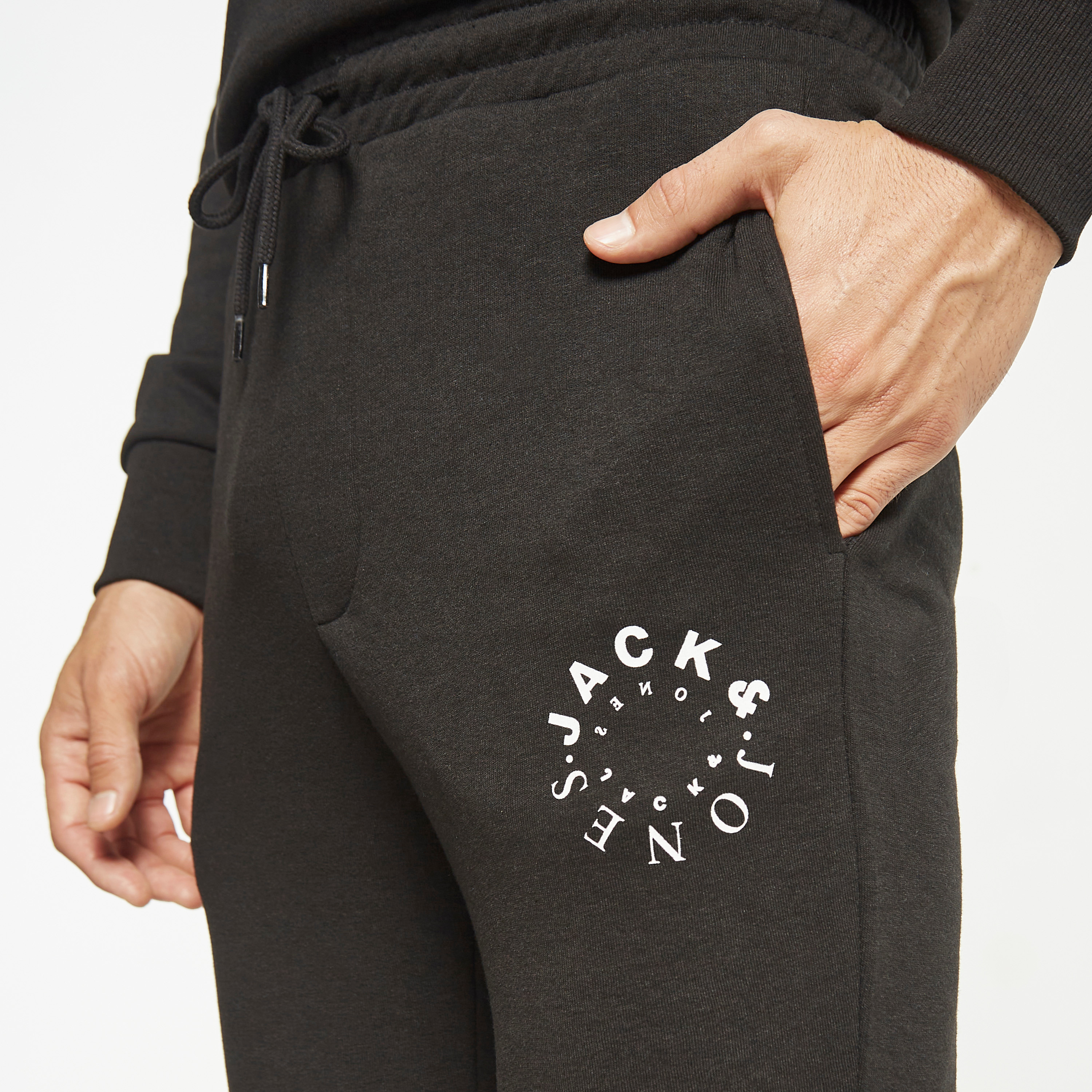  جوغر من جاك آند جونز برباط ذو متوسط الارتفاع مع شعار-men-clothing-bottoms-joggers-image-24