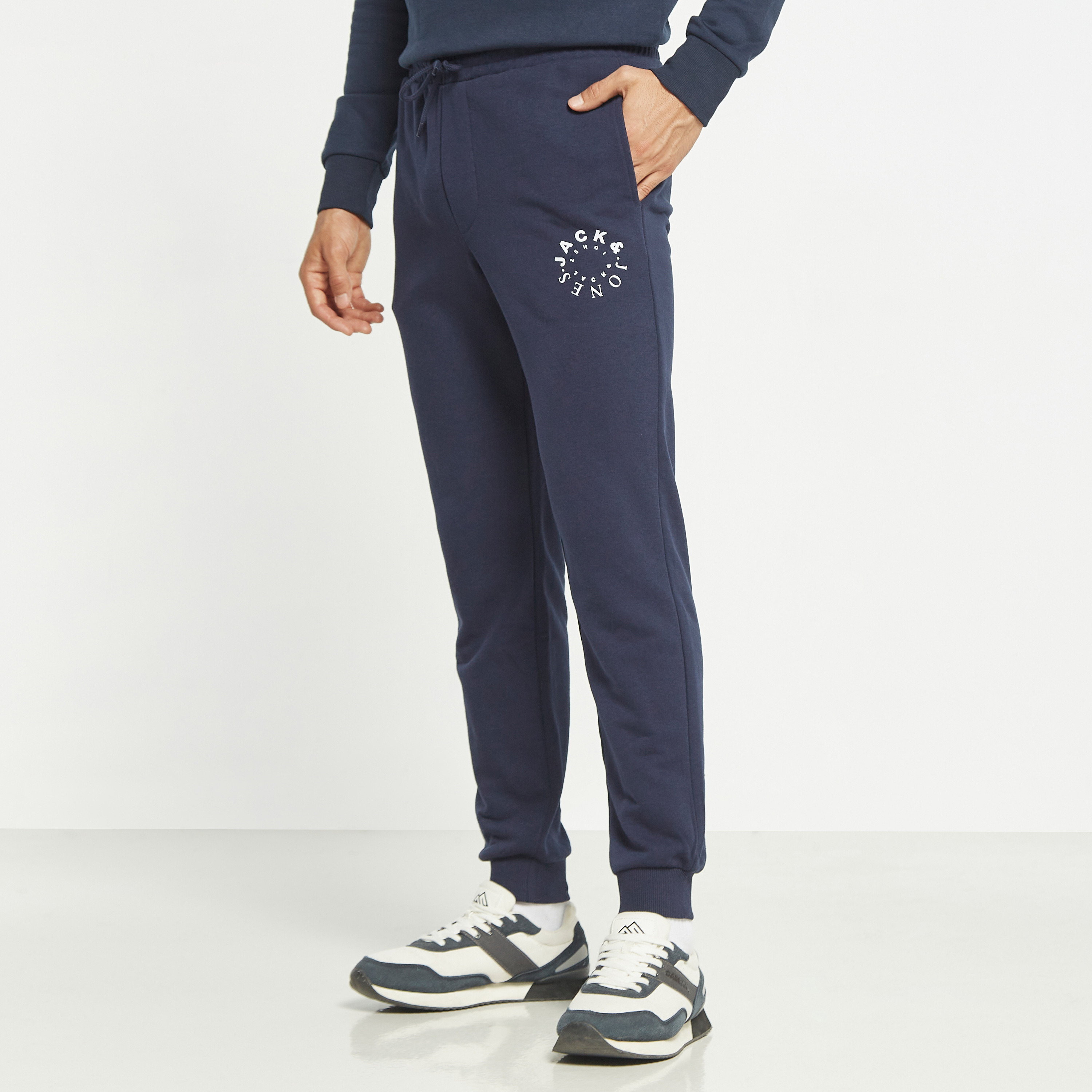  جوغر من جاك آند جونز برباط ذو متوسط الارتفاع مع شعار-men-clothing-bottoms-joggers-image-5