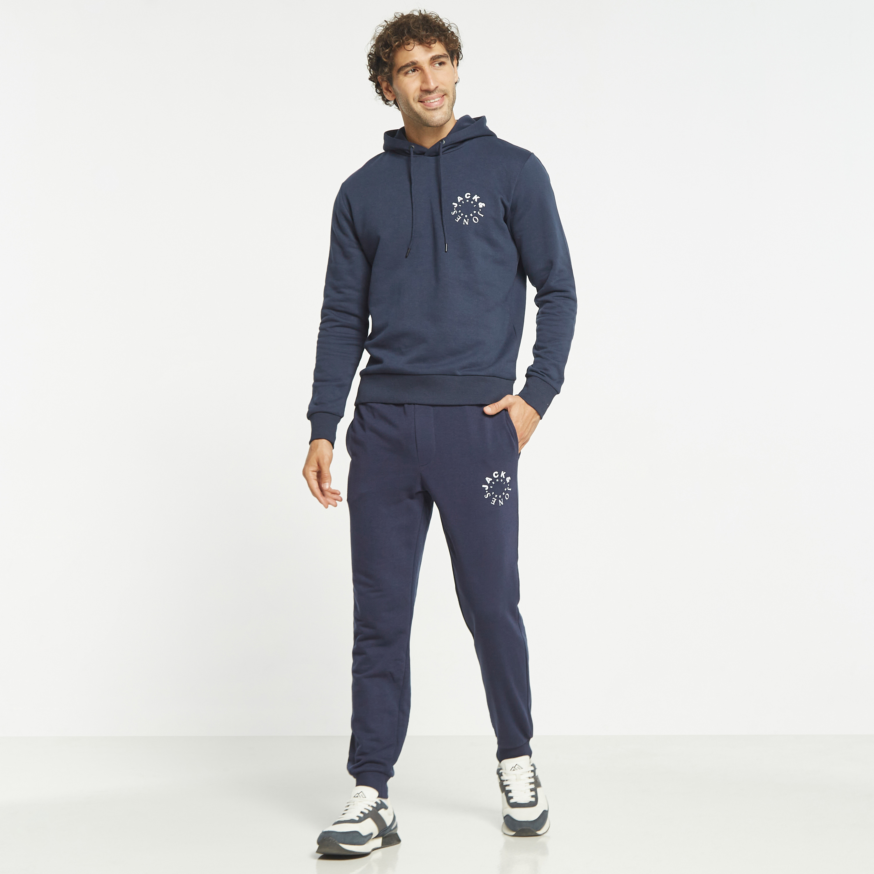  جوغر من جاك آند جونز برباط ذو متوسط الارتفاع مع شعار-men-clothing-bottoms-joggers-image-6
