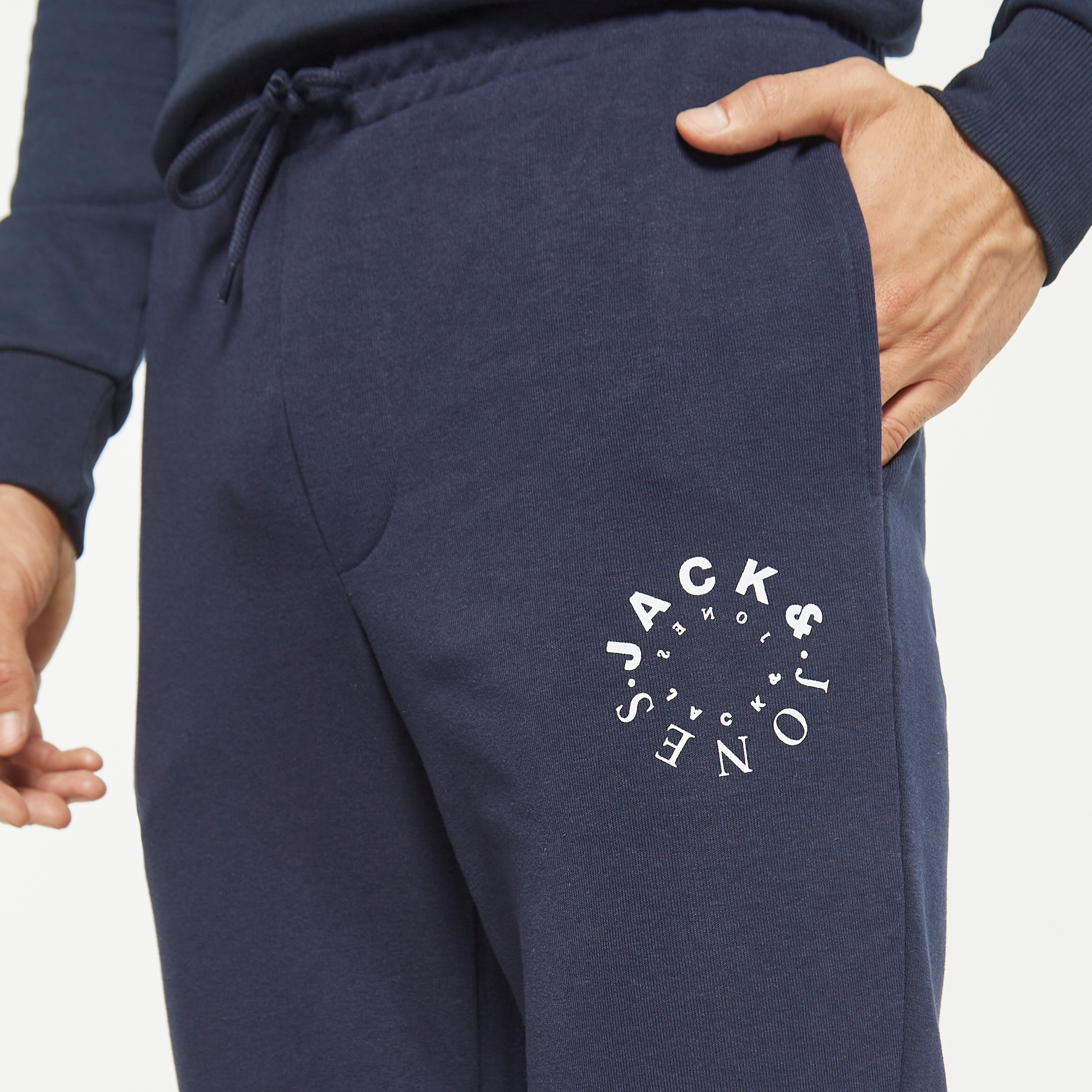  جوغر من جاك آند جونز برباط ذو متوسط الارتفاع مع شعار-men-clothing-bottoms-joggers-image-8