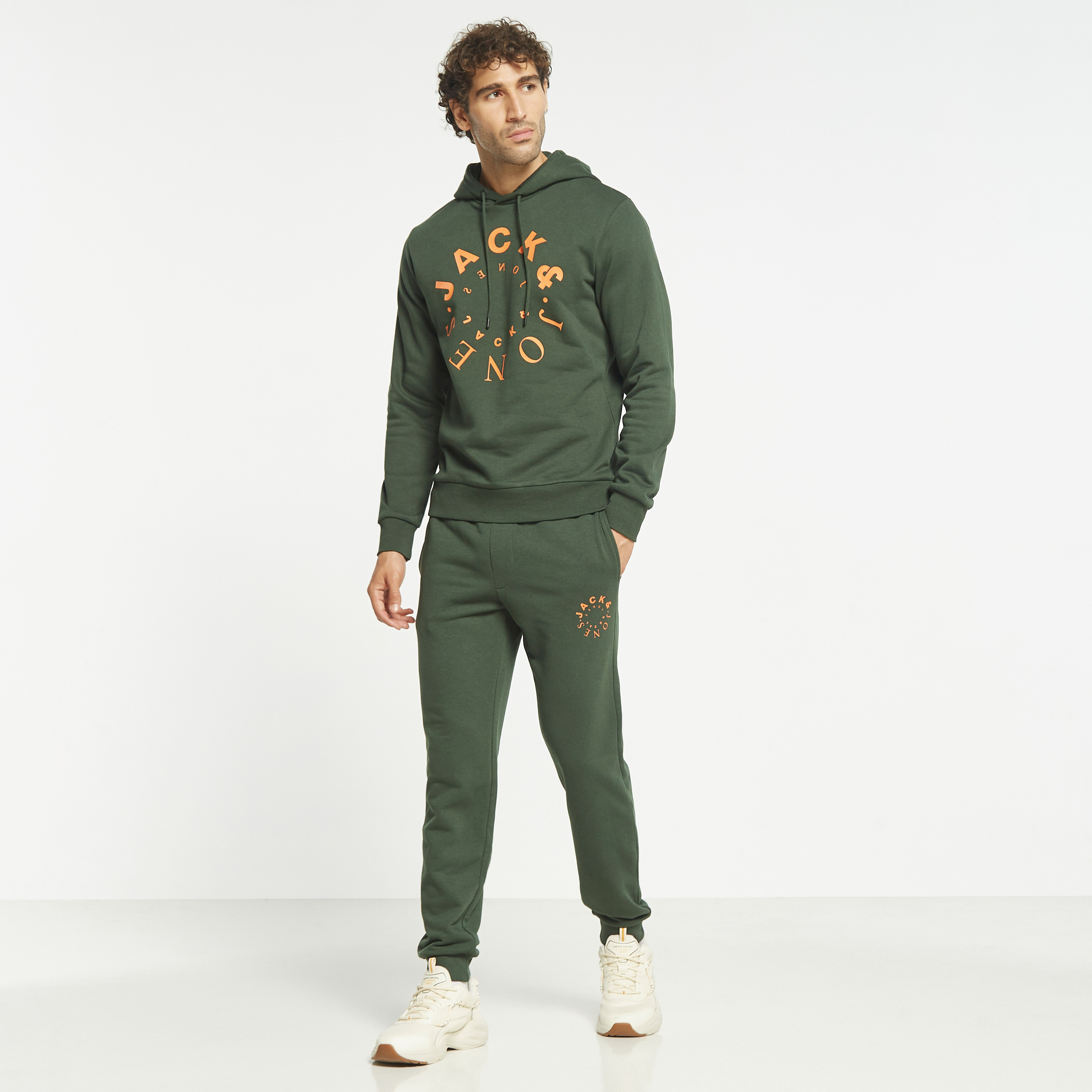 جوغر من جاك آند جونز برباط ذو متوسط الارتفاع مع شعار-men-clothing-bottoms-joggers-image-10