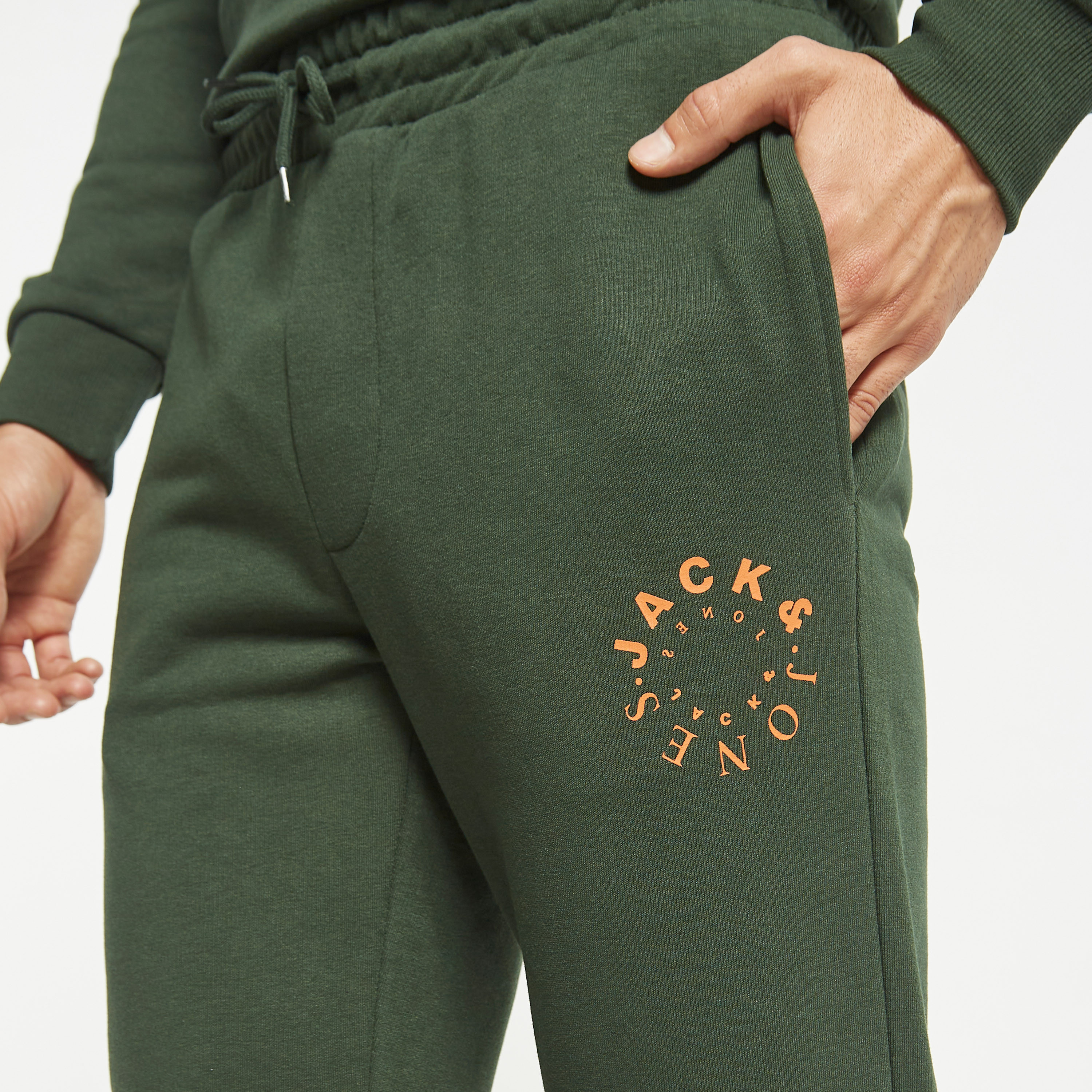  جوغر من جاك آند جونز برباط ذو متوسط الارتفاع مع شعار-men-clothing-bottoms-joggers-image-12