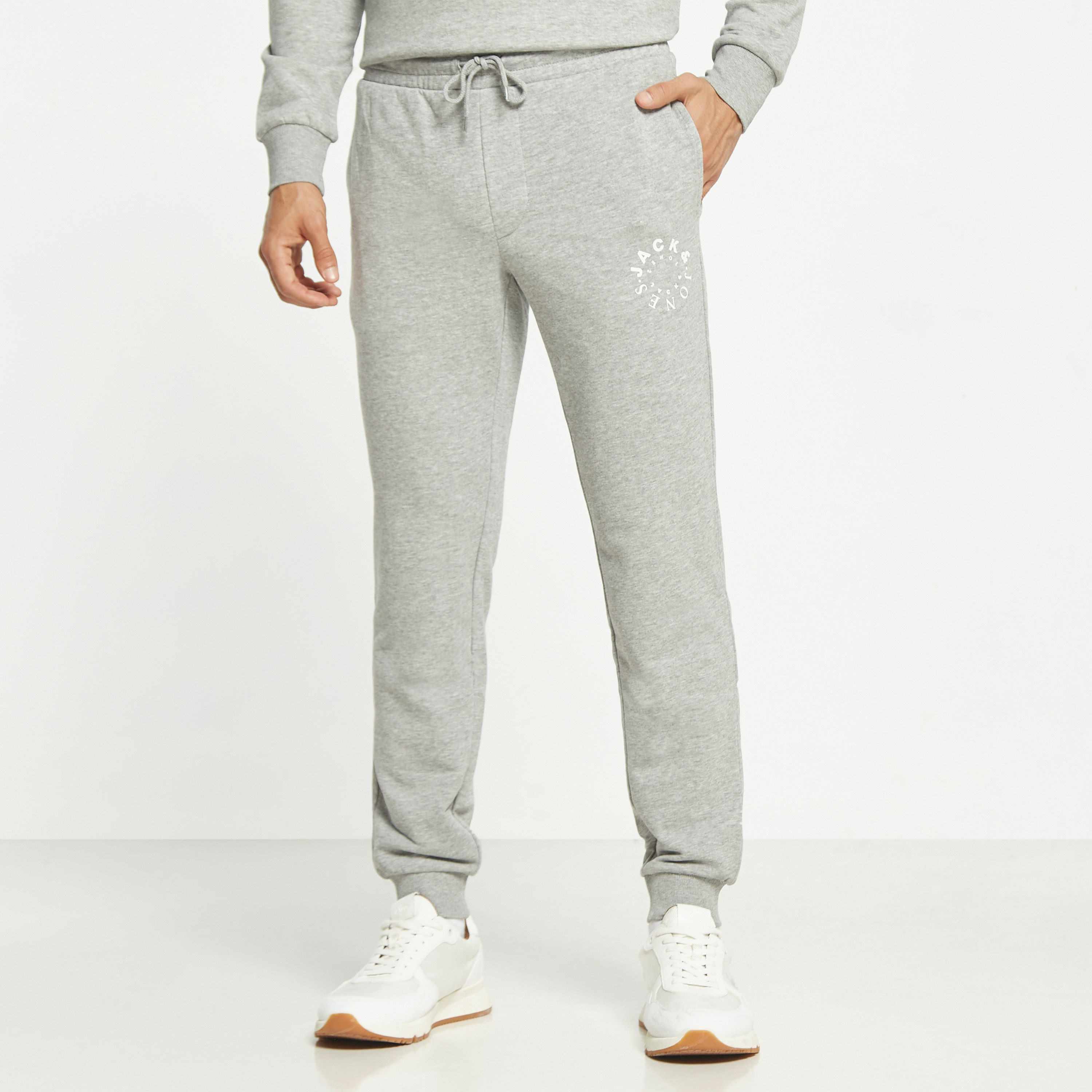  جوغر من جاك آند جونز برباط ذو متوسط الارتفاع مع شعار-men-clothing-bottoms-joggers-image-17