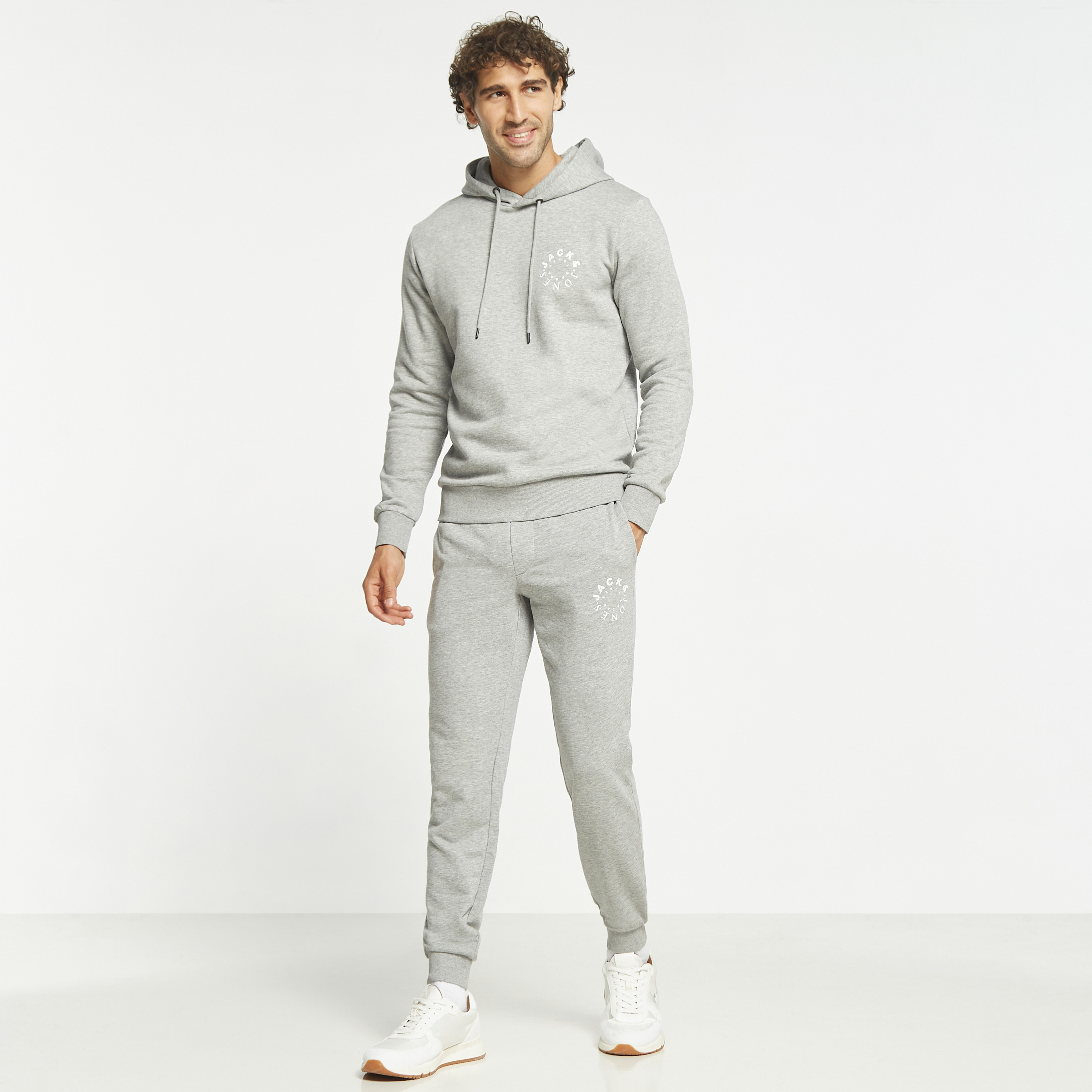  جوغر من جاك آند جونز برباط ذو متوسط الارتفاع مع شعار-men-clothing-bottoms-joggers-image-18